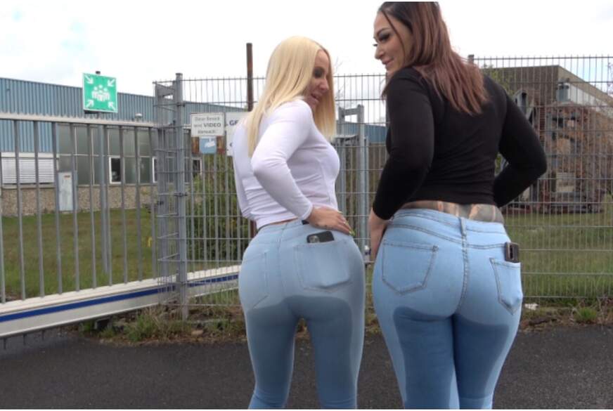 Mega Public eing*****t  Mira und Lara von Mira-Grey