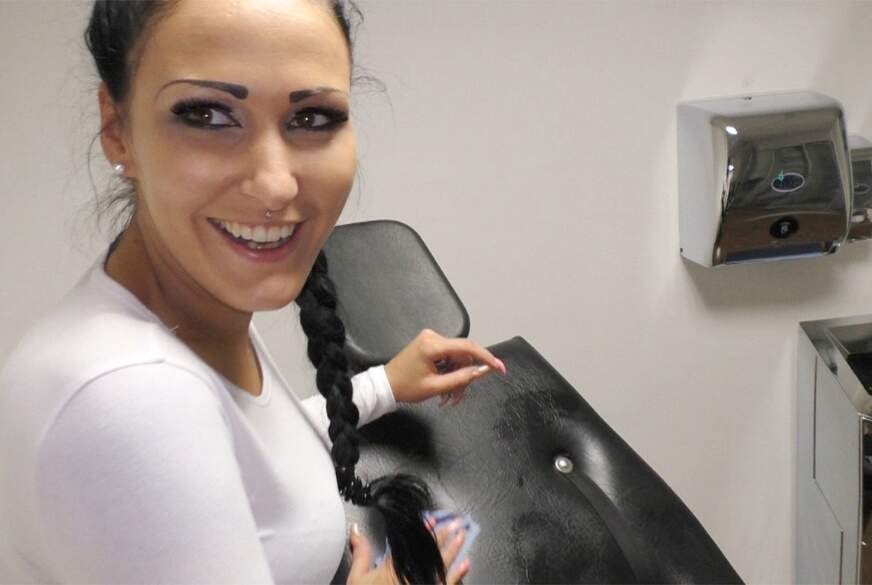 Mira-Grey: Der Oberarzt f***t fremd !