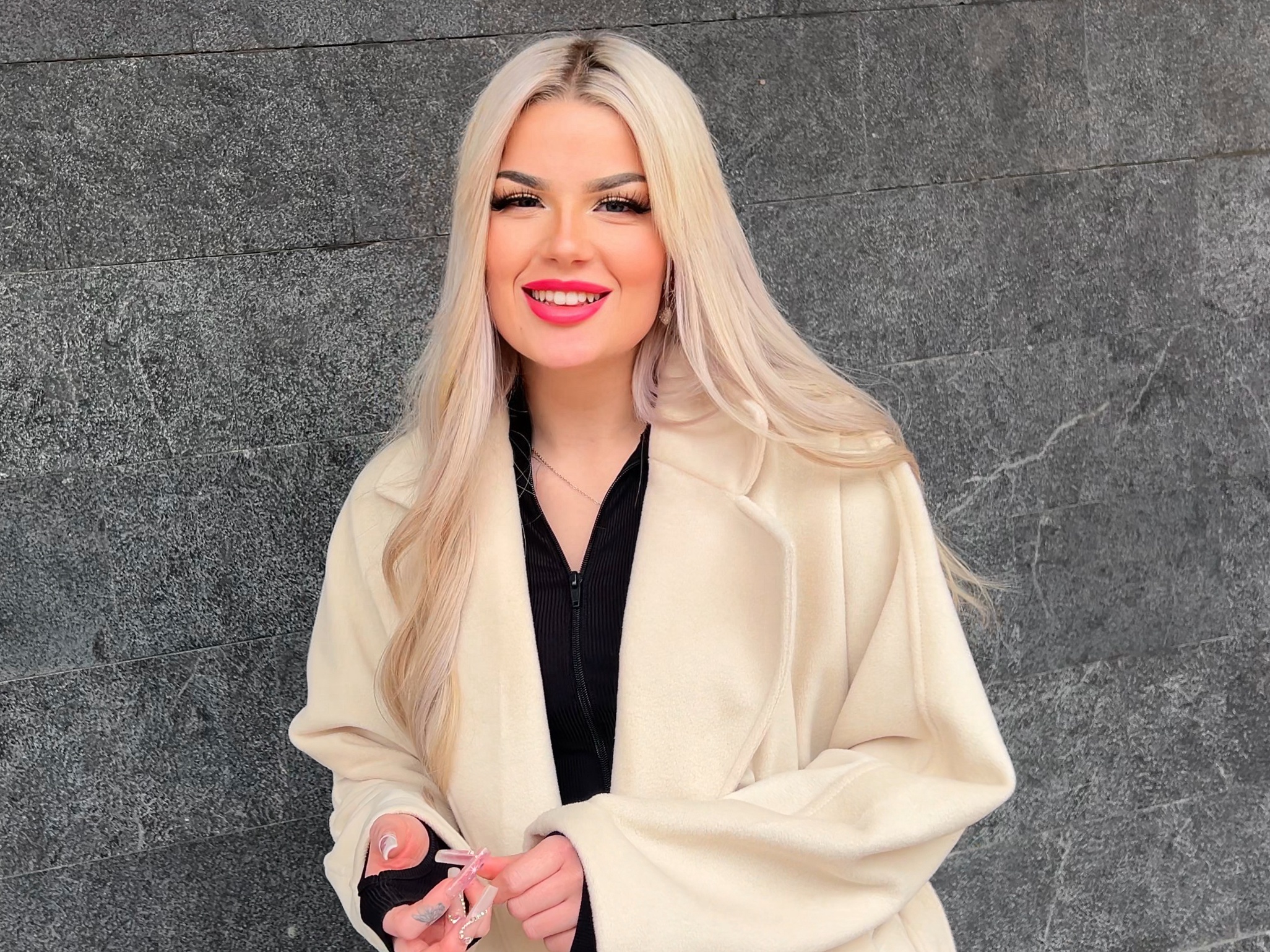 Ich stehe gerade vor dem Einkaufscenter, als plötzlich ein Typ auf mich zukommt und mich mit dem Handy filmt. Da bin ich mal in einer fremden Stadt und selbst da werde ich schon erkannt. Ich dachte mir, wenn er mich sowieso schon filmt können wir auch zu mir ins BNB gehen und dort weiter machen. Da ich sowieso auf der Suche nach neuen Drehpartnern bin, kommt mir das gerade gelegen. Vielleicht läufst du mir ja auch mal über den Weg?!