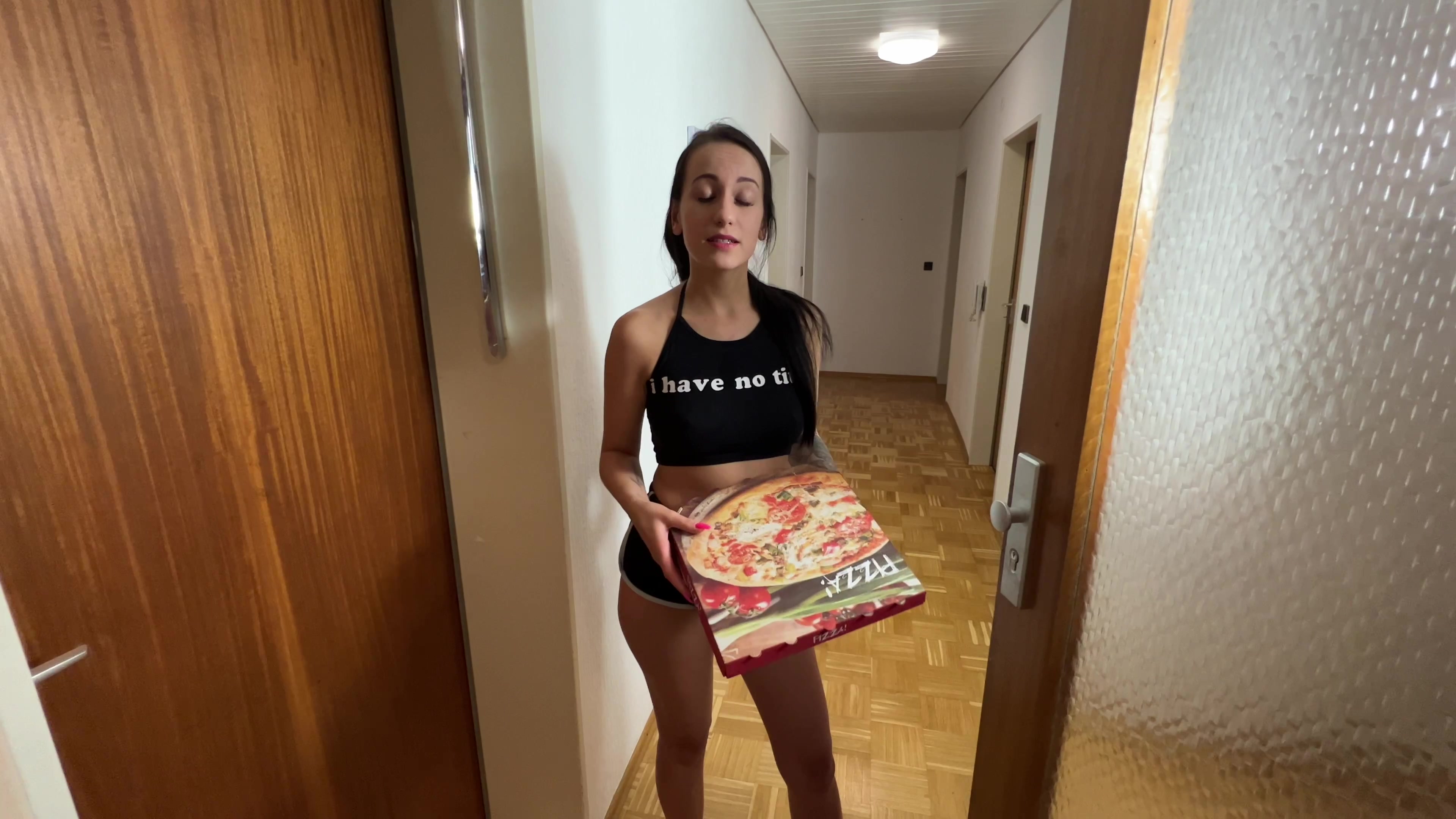 Ich wollte mir einen gemütlichen Abend machen und habe mir eine Pizza bestellt. Da vergisst der Pizzabote einfach das wichtigste!…die SOSSE!!! jetzt steht er einfach nur da und schaut dumm! Ich habe aber schon eine Lösung für dieses Problem gefunden ;) der arme war total verwirrt…aber wenn ich etwas will, bekomm ich das auch!!! Tja, mit dem Ende habe ich aber überhaupt nicht gerechnet…