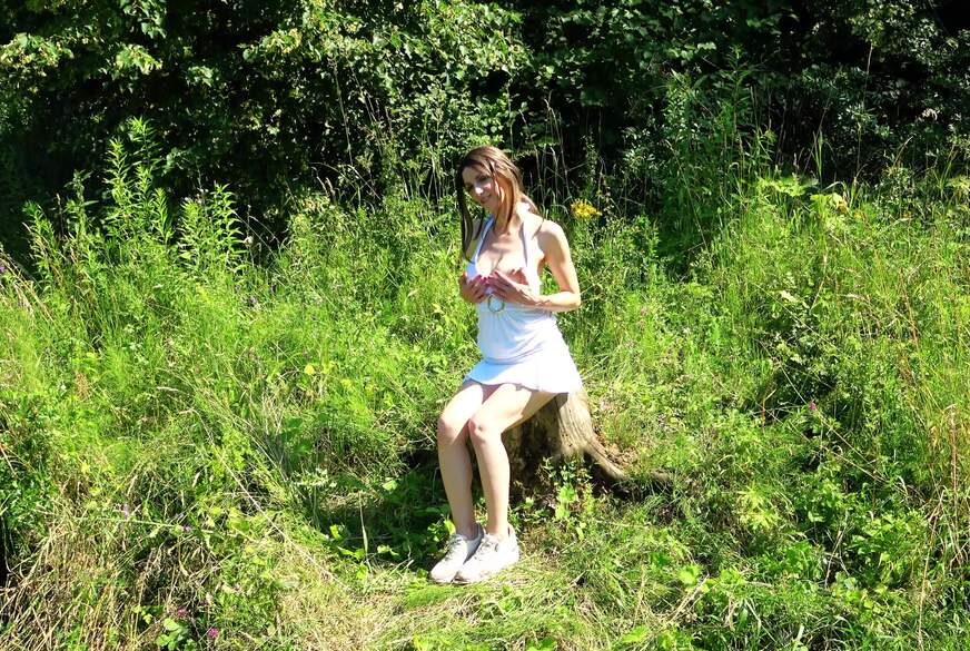 Mineaxx2: Im Sonnenschein am Waldrand selbst befriedigt