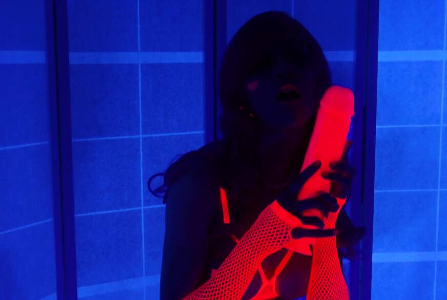 Mineaxx2: Heißer S****ting Orgasmus in Neon Dessous unter Schwarzlicht