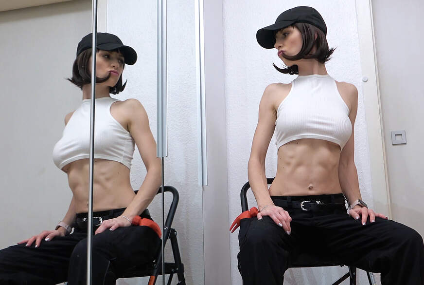 Mineaxx2: sexy Handwerkerin masturbiert mit Werkzeugen in A***h und P***y