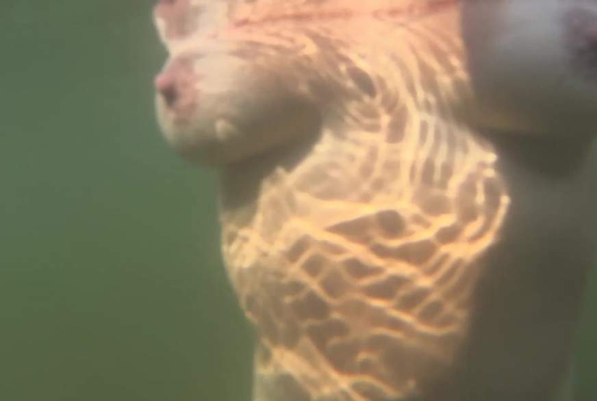 Unterwasser Titten im Baggersee von Cora-Xtrem pic2