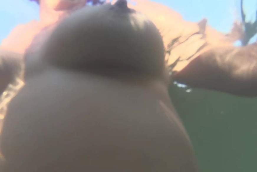 Unterwasser Titten im Baggersee von Cora-Xtrem pic3
