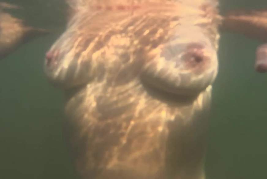 Unterwasser Titten im Baggersee von Cora-Xtrem pic4