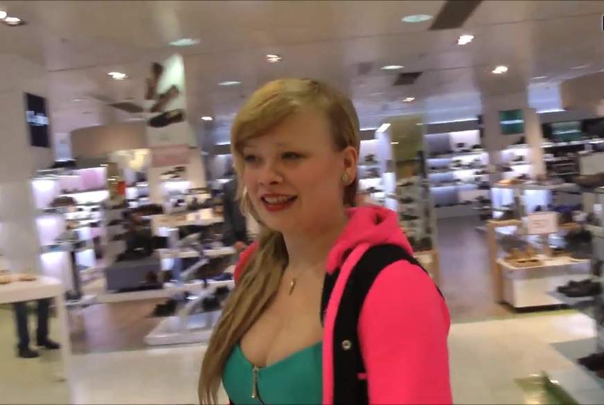 Upskirt im Kaufhaus von Pretty-g***y pic2
