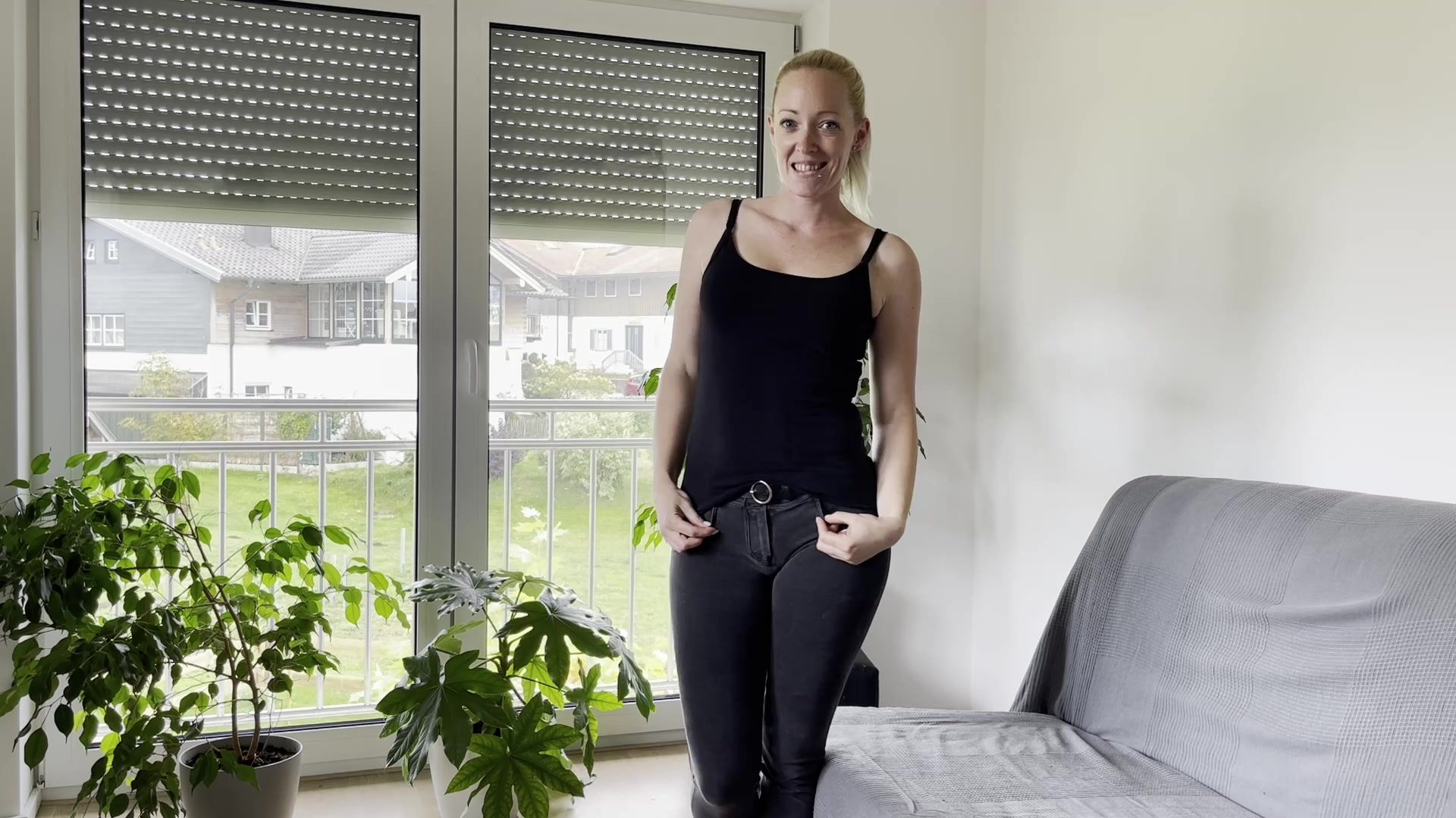 Also ich muss ganz ehrlich sagen, dies war das Video was mich wirklich am meisten Überwindung gekostet hat. Ich hatte schwitzige Hände und hatte das Gefühl, dass es mir die Luft abschnürt, so aufgeregt war ich. Ich wusste genau, wenn ich dieses Video mache und wirklich online stelle, gibt es kein zurück mehr. Ich muss gestehen, dass ich schon kurz davor war es nicht zu machen!! Aber dann erinnerte ich mich wieder warum ich mich hier angemeldet habe. Ich will meine grenzen austesten. Sollte es das etwa schon gewesen sein?? NEIN Ich wollte doch mehr, ich will Erfahrungen sammeln also sagte ich mir, Augen zu und durch. Ich glaube du wirst genau merken wie ungewohnt diese Situation für mich war und das ich noch nicht so richtig damit umgehen konnte, mich so vor der Kamera zu zeigen. Ich hoffe aber, es gefällt dir trotzdem. Würde mich über deine Meinung sehr freuen, vielleicht hilft es mir ja noch mehr Sicherheit zu bekommen.