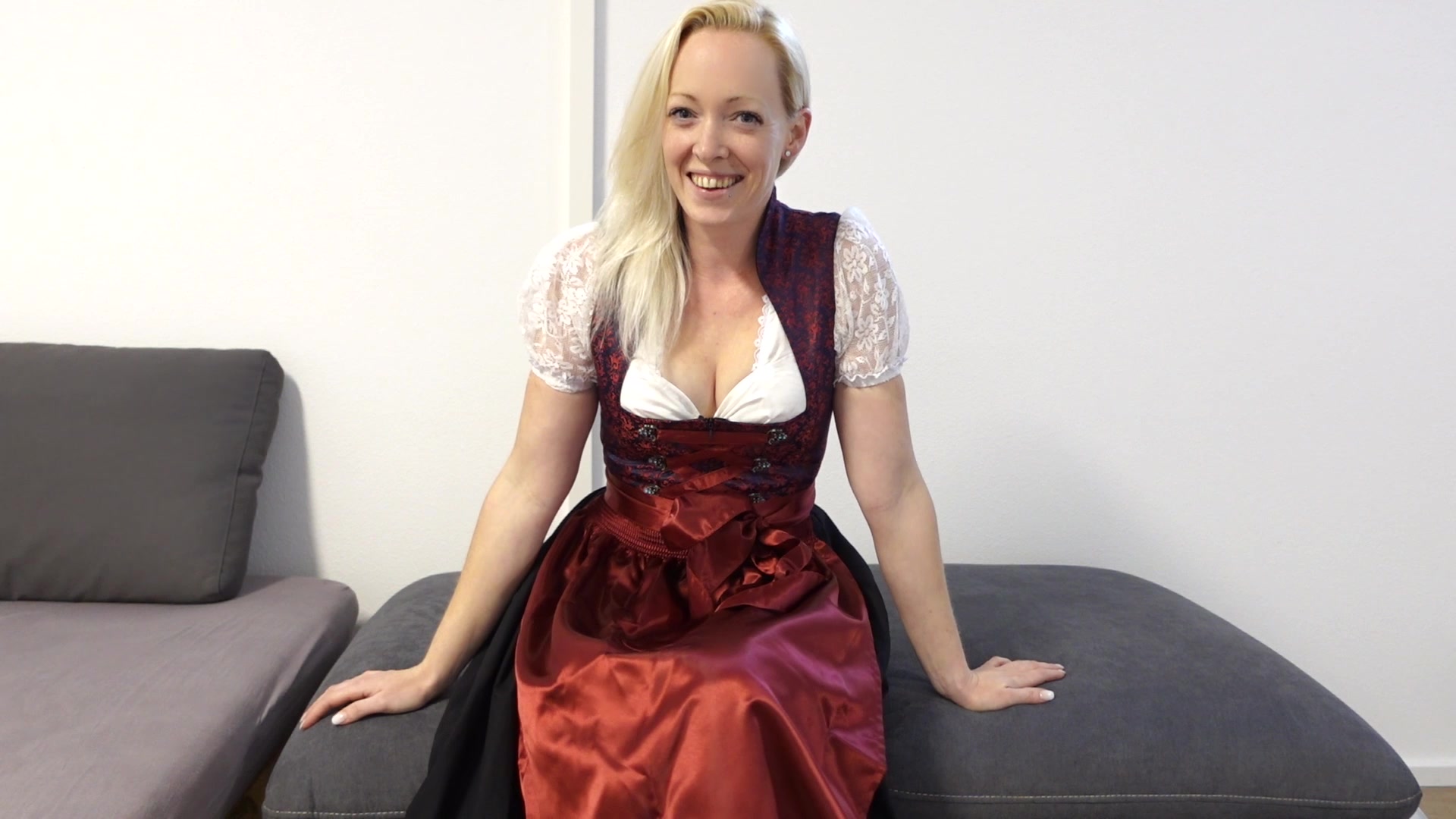 Ich kann das immer noch nicht so recht fassen das ich das jetzt wirklich gemacht habe. Ich dachte mir das es zeit ist den nächsten Schritt zu gehen!! Wollte meine Pussy zum 1x vor laufender Kamera anfassen und sie zu erkunden. Es fühlte sich wirklich gut an auch wenn es anfangs natürlich sehr ungewohnt war. Aber es fühlt sich jetzt einfach super an es getan zu haben und du auch meine Pussy mal ganz nah gesehen hast. Auch wen ich so was von aufgeregt dabei war da ich so etwas ja noch nie gemacht hatte. Muss schon sagen weiß nicht was los ist aber irgend wie gefällt mir der Gedanke das du mir dabei zusehen konntest und was du wohl dabei gemacht hast.