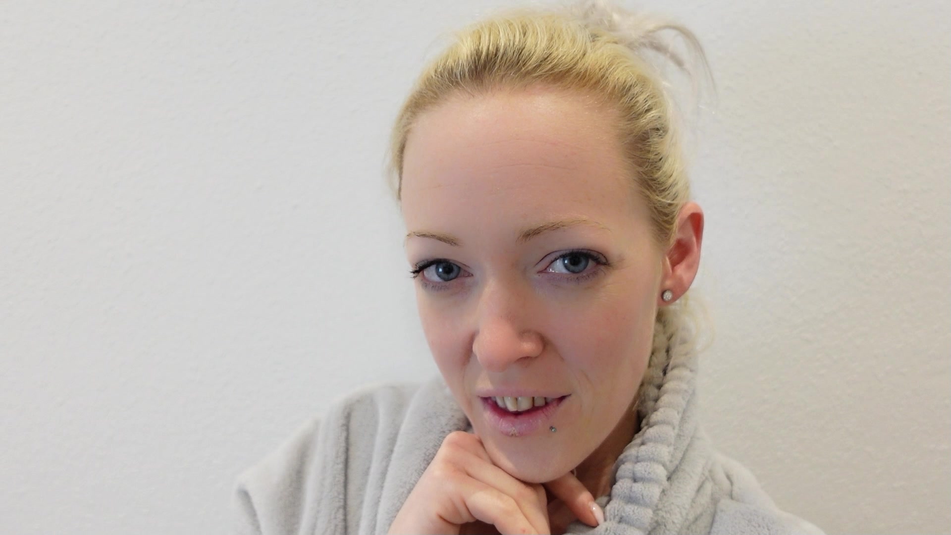 Ich war bei einer Freundin über Nacht und wollte noch schnell duschen gehen. Da hab ich was interessantes bei ihr im Badezimmer entdeckt. Ist sie wohl doch nicht so prüde wie ich dachte? Die Vorstellung hat mich schon ziemlich geil gemacht, also habe ich mir den Dildo geschnappt. Nachdem Ich es ja sehr geil finde einen Schwanz zu reiten, kam mir ihre Badewanne ganz recht. Was für eine geile Erfahrung, aber sieh selbst!