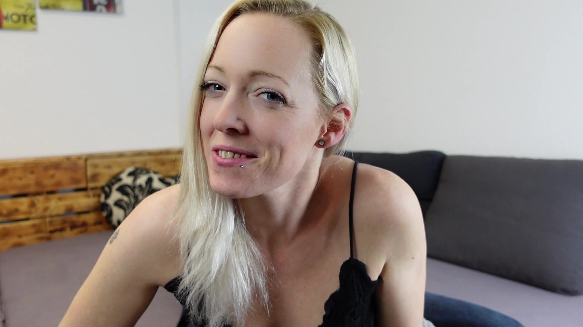 Aus dem geplanten USER-dreh ist leider nichts geworden... Ist nicht immer so einfach einen freien Tag zu finden als Mom der für beide passt ;) Aber auch als Mom hat man so seine Bedürfnisse. Wahnsinn war ich frustriert ich habe mich so auf einen geiles Userdate gefreut! Bei einem gemeinsamen Kaffee mit meinem besten Kumpel kam mir dann eine geile Idee! Ich hatte Bock auf einen geilen Fick... Es hat mich so heiß gemacht seinen harten Schwanz zu blasen, während er mich leckt! Blöd nur das wir die Abmachung hatten das wir nicht miteinander ficken und schon gar nicht ohne Gummi...