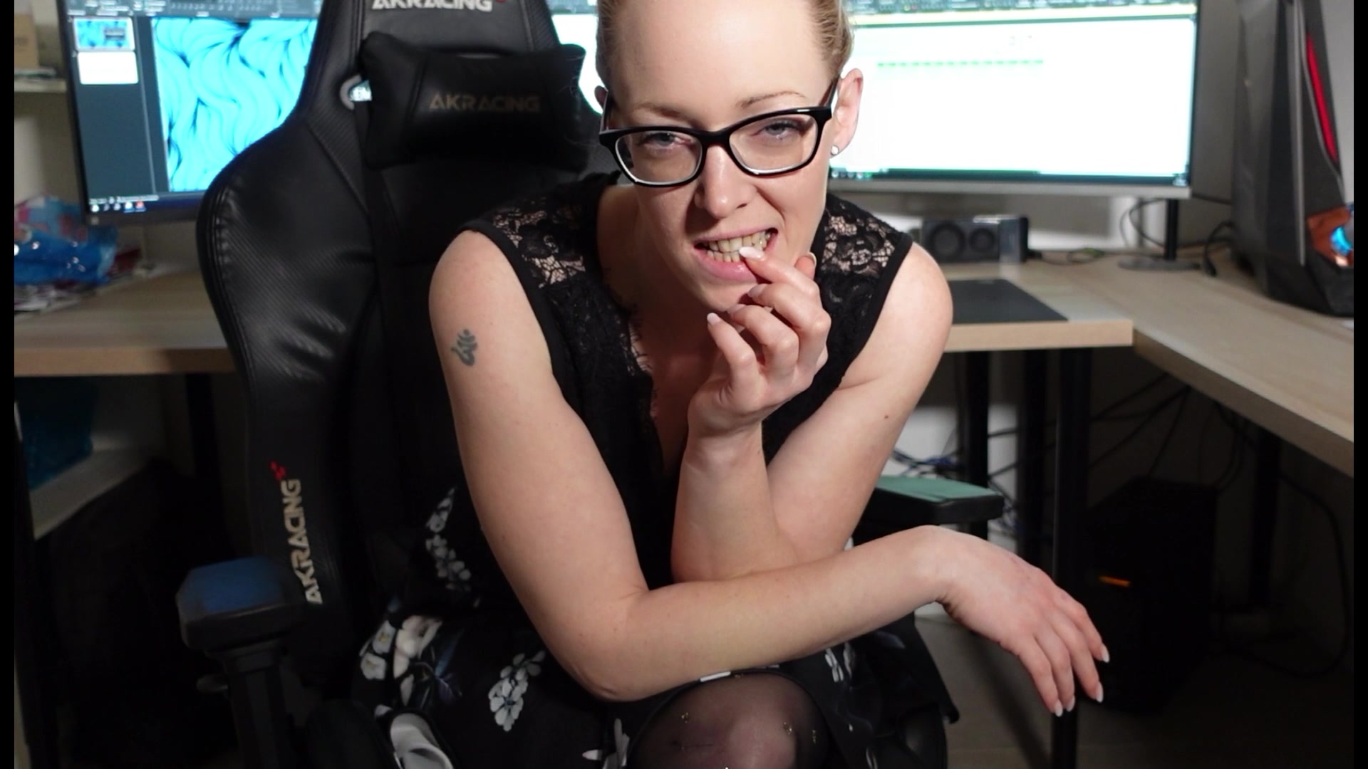 Anfragen kamen ja schon ein einige, aber endlich mal ein Videowunsch genau nach meinem Geschmack. Und den erfülle ich natürlich liebend gern!
Na, träumst du nicht auch davon im Büro von deiner geilen Sekretärin verführt zu werden?! In heißen Halterlosen und geilen High-Heels mach ich dir deinen Arbeitsalltag etwas angenehmer. Lass uns zusammen heimlich im Büro wichsen, immer mit dem Nervenkitzel im Nacken erwischt zu werden!
Es hat mich so geil gemacht mir das vor zu stellen, das ich es nicht nur beim Dirty-Talk lassen konnte. Was für ein geiler Squirt und Orgasmus am Schluss!
Danke P. für deinen mega heißen Wunsch!
Welche geile Phantasie könnte ich dir denn erfüllen? Schreibt mir einfach!