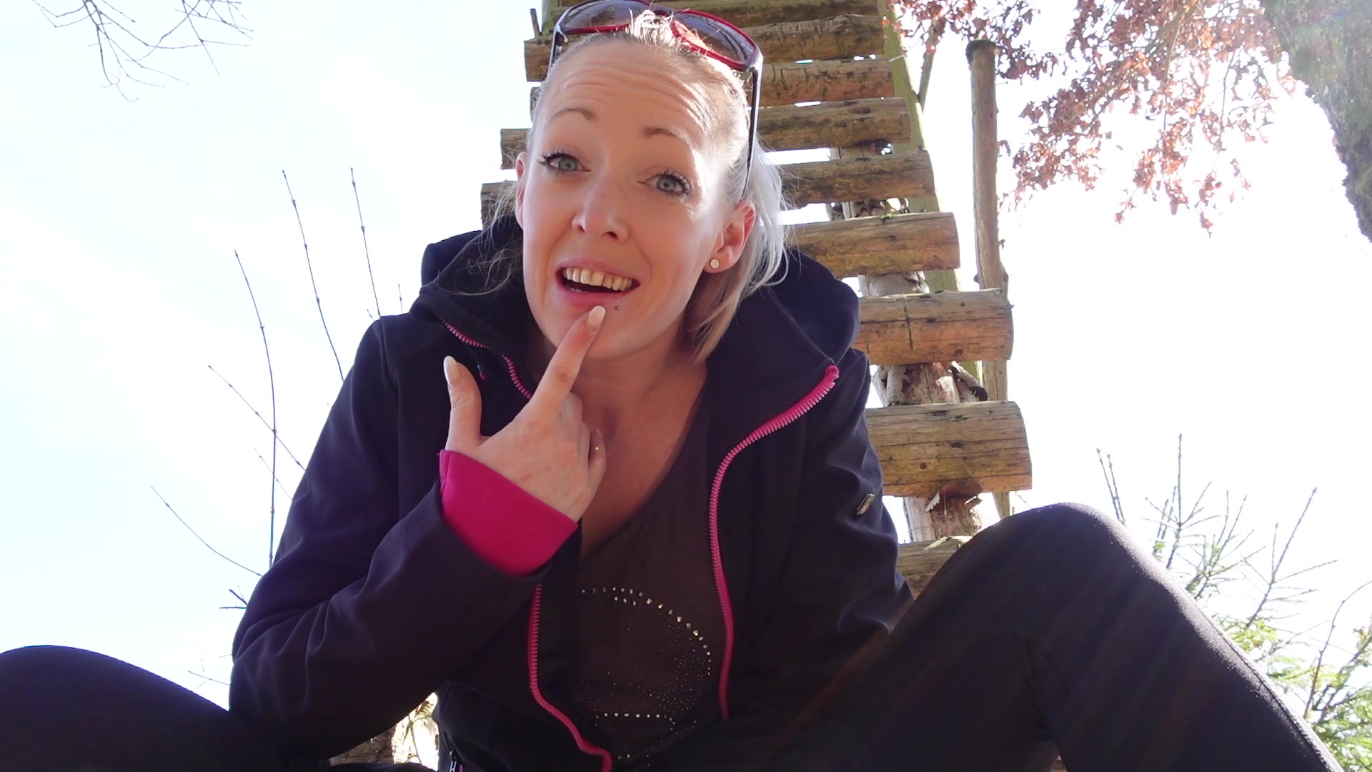 Boah war das geil, denn der Nervenkitzel dabei erwischt zu werden, ist riesengroß. Ich war mit dem Fahrrad unterwegs, als ich dringend aufs Klo musste. Also einfach mal schnell anhalten, Hose runter schieben und drauf los pissen. Wow meine Pissladung war echt megageil. Wie hättest Du reagiert, wenn du mich beim Pissen erwischt hättest?