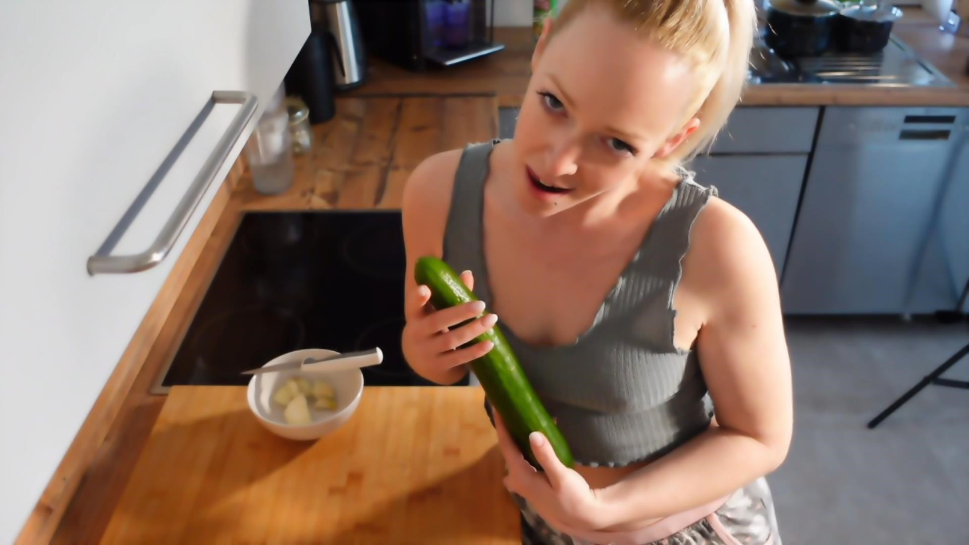 Auf welche dummen Ideen man beim kochen kommen kann… Mir wurde zwar immer gesagt, „mit essen spielt man nicht!“, aber bei der Gurke bin ich dann doch neugierig geworden wie sich das anfühlt. Ob mich so eine harte Gurke wohl zum kommen bringt?! Geil angefühlt hat es sich auf jeden Fall! Welches Gemüse sollte ich denn noch testen?

#gurke #selbstbefriedigung #orgasmus