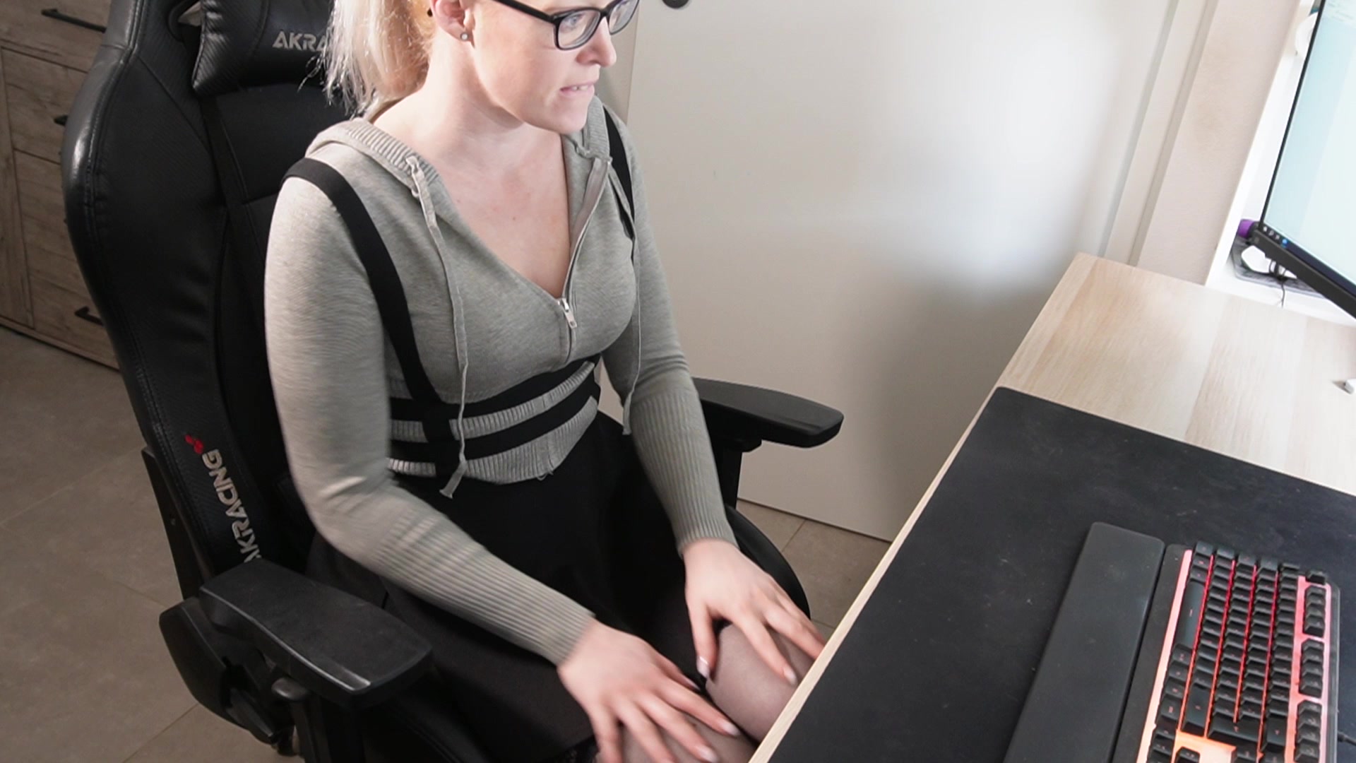 Während einer kurzen, geilen Pause im Büro wurde ich unerwartet von meinem Chef überrascht Der stand plötzlich in der Tür und hat mich beim Porno schauen erwischt. Gerade wo es richtig geil wurde und ich die Finger so richtig schön tief in mir hatte, stört er mich einfach. Der fand das erstmal nicht so geil und wollte mir wirklich eine Abmahnung dafür geben. Zum Glück weiß ich wie ich meinen Chef überzeugen kann, das musste ich einfach riskieren. Das Ende war so allerdings nicht geplant… Ob ich meinen Job jetzt wohl behalte?

#Creampie #ficken #blasen #sekretärin