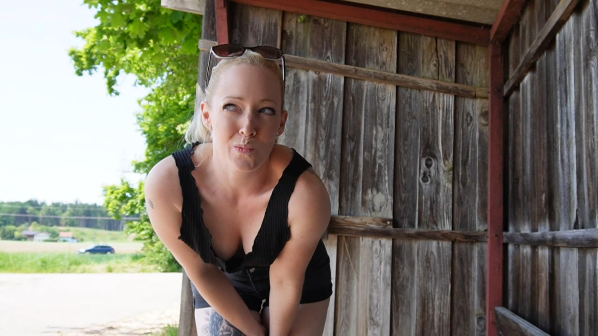 Deutschlandticket, na warum nicht?! Hab ich mir gedacht und schon gekauft! Also warte ich gelangweilt auf den Bus, der fährt auf dem Land ja nicht so oft. Da kommt so ein junger Mann daher und quatsch mich einfach direkt an. Die Schüchternheit hab ich ja schon ein bisschen abgelegt mittlerweile, und was soll ich dir sagen, so geil war die Wartezeit auf den Bus noch nie! Das Sperma hab ich ihm schön aus seinem Schwanz gelutscht! Auch wenn wir dann fast den Bus verpasst hätten! Der junge Mann am Schalter hat nichts davon gesagt, dass ein geiler Blowjob inklusive ist. Hätte ich das vorher gewusst würd ich viel mehr Bus fahren, ist ja auch Gut für die Umwelt :P

#public #cumshot #spermaschlucken