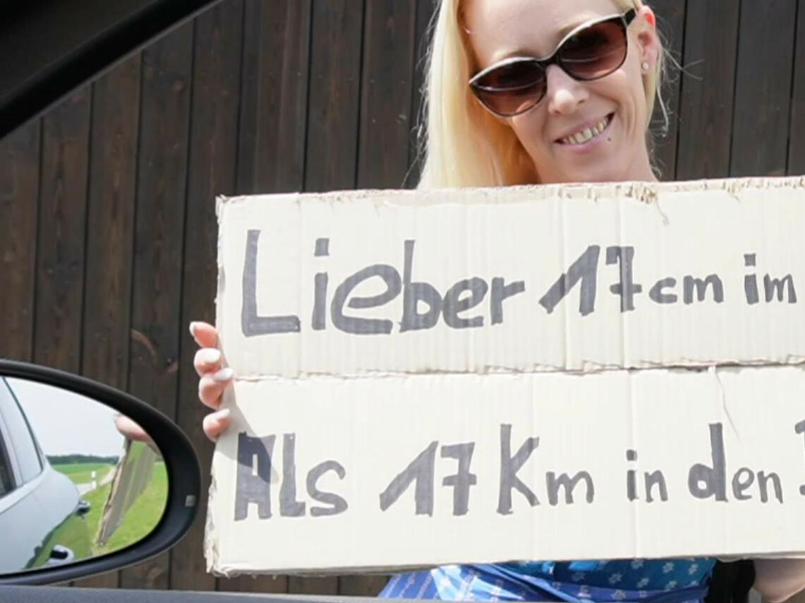 Mein Auto hat mal wieder gestreikt! Aber wenn man an den FKK-See will, muss Frau sich was einfallen lassen. Die ersten paar km gingen ja noch zum Laufen, aber bei der Hitze puhhh zu weit! Nur den Daumen raus war auch zu wenig, keiner hat mich mitgenommen… was nun?! Kurzerhand einfach ein geiles Angebot draus gemacht. Und wer sagts den, 2 min später hatte ich eine sehr geile Mitfahrgelegenheit. Das es allerdings so eskaliert, hätte ich nicht erwartet! Bei dem Angebot hättest du mich doch auch nicht stehen gelassen, oder?