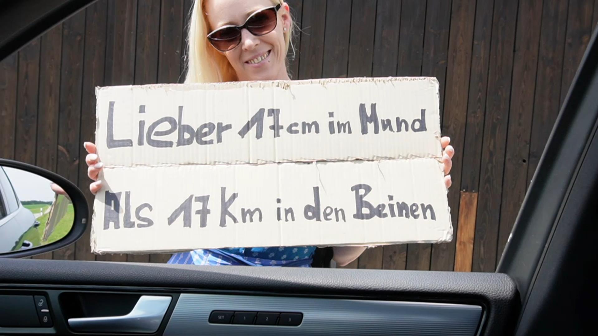 Outdoor Spermapussy! Perverses A Mein Auto hat mal wieder gestreikt! Aber wenn man an den FKK-See will, muss Frau sich was einfallen lassen. Die ersten paar km gingen ja noch zum Laufen, aber bei der Hitze puhhh zu weit! Nur den Daumen raus war auch zu wenig, keiner hat mich mitgenommen… was nun?! Kurzerhand einfach ein geiles Angebot draus gemacht. Und wer sagts den, 2 min später hatte ich eine sehr geile Mitfahrgelegenheit. Das es allerdings so eskaliert, hätte ich nicht erwartet! Bei dem Angebot hättest du mich doch auch nicht stehen gelassen, oder?
