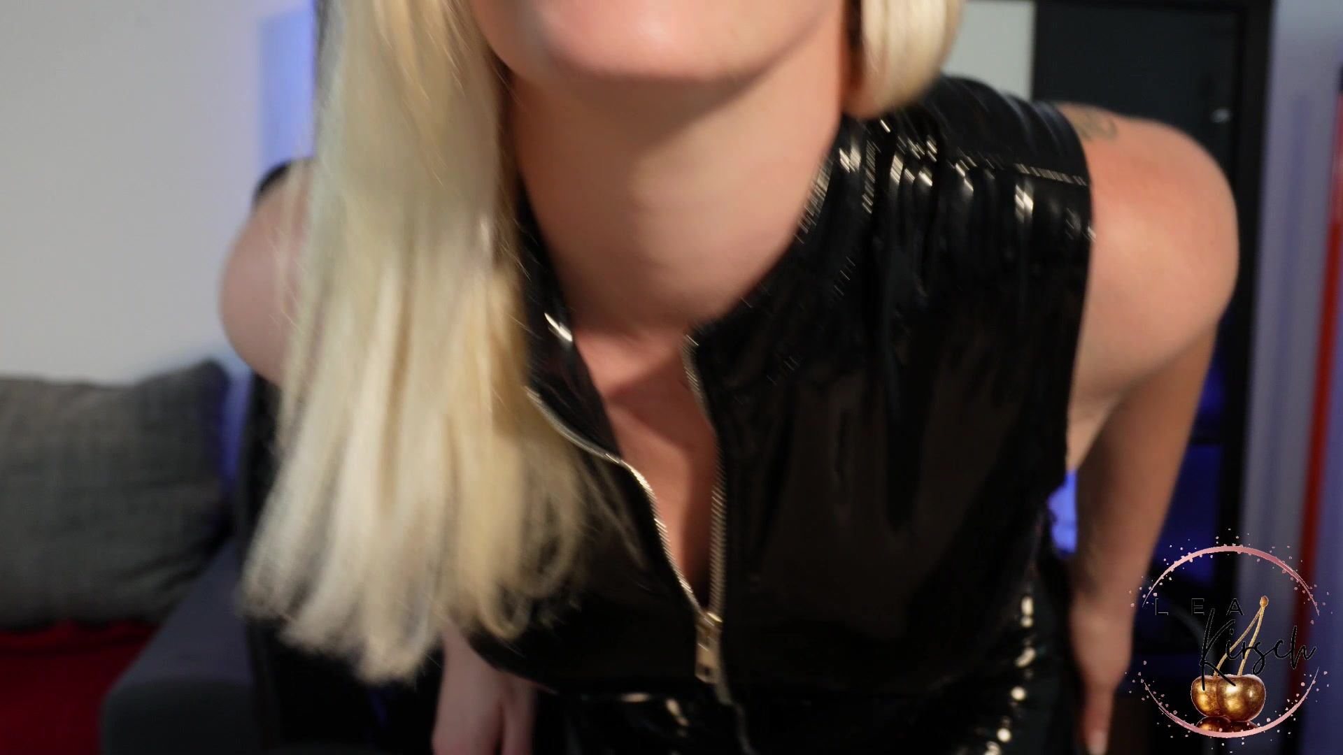 des Öfteren gemerkt. Als ich so beim Porno schauen gesehen hab wie geil es sein kann mit einem Strap-on zu spielen, ob bei Frau oder Mann, wollt ich das unbedingt mal ausprobieren wie es sich anfühlt sowas in der Hand zuhaben und zu tragen. Da ist es mit mir die Phantasie durchgegangen, ich hab mich so in Rage geredet! So ein kick, auch für dich? was meinst du?


#Femdom #strapon #blond