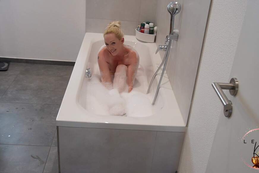 Beim w****n erwischt! Quickie F**k in der Badewanne von Lea-kirsch