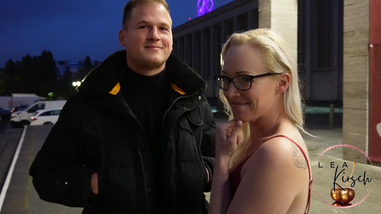 Wahnsinn was für ein geiler Auftakt der Venus Messe 2023. Mein großer Fan Tim hat mich heute lange von weitem beobachtet und traute sich mich nicht anzusprechen und da ich ein sehr mutiges Mädchen bin habe ich ihn mir einfach geschnappt und zu mir ins Hotel abgeschleppt! Wahnsinn war das aufregend und spannend, aber auch extrem GEIL!!!! Schau dir selbst an, wie geil er abgespritzt hat! Kannst du raten wohin?.........
Möchtest du der nächste sein? Schreib es mir doch in die Kommentare!

#venusmesse #venusberlin #venus2023