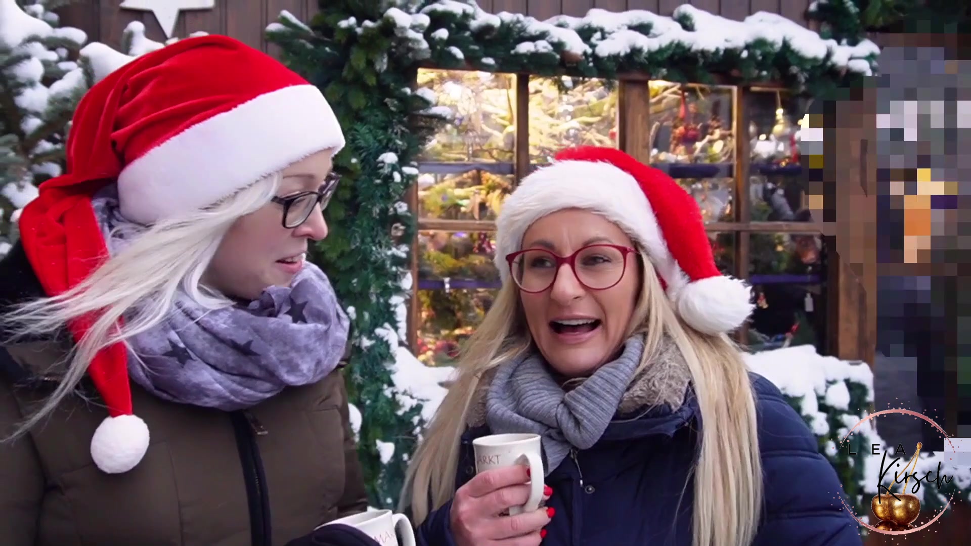 Weihnachtzeit auf zum Christkindlmarkt, aber allein ist doch doof oder? Da kam mir die Einladung von meiner Freundin Studentin Aneta gerade recht. Aber selbst mit einem Heißgetränk war es doch bitterkalt. Da wir beide nicht schüchtern sind, haben wir uns zwei geile Heizstäbe gesucht, die uns es so richtig ordentlich heiß machen!! Lange mussten wir ja nicht suchen… da standen ein paar heiße Männer ohne Frauen rum. Das ist die Chance, also angequatscht und mitgenommen. Das ist ein Christkindlmarkt ganz nach unserem Geschmack feucht fröhlich und sehr heiß. Würdest du es uns auch so heiß machen?

#Ficken #blasen #spermakuss