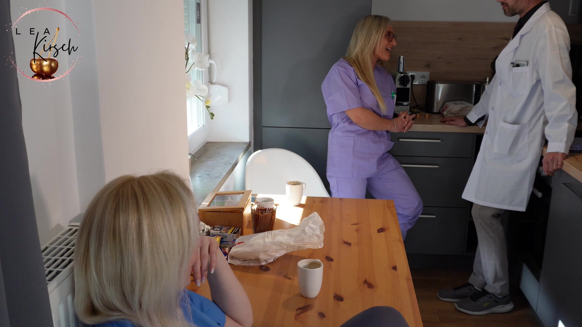 Mitten in der Kaffeepause stört mich und meine heiße Kollegin doch dreist der neue Arzt beim Lästern. Und hat dann auch noch keine Kompetenz, sich selber einen Kaffee zu machen. Na hoffentlich kann der geile Arzt mit anderen Qualitäten glänzen… Also haben wir ihn einem gründlichen ausführlichen Check unterzogen! Ich sags euch, so eine Kaffeepause hatte ich noch NIE! Wozu so ein Krankenschwesternzimmer doch alles gut ist!

#krankenschwester #nurse