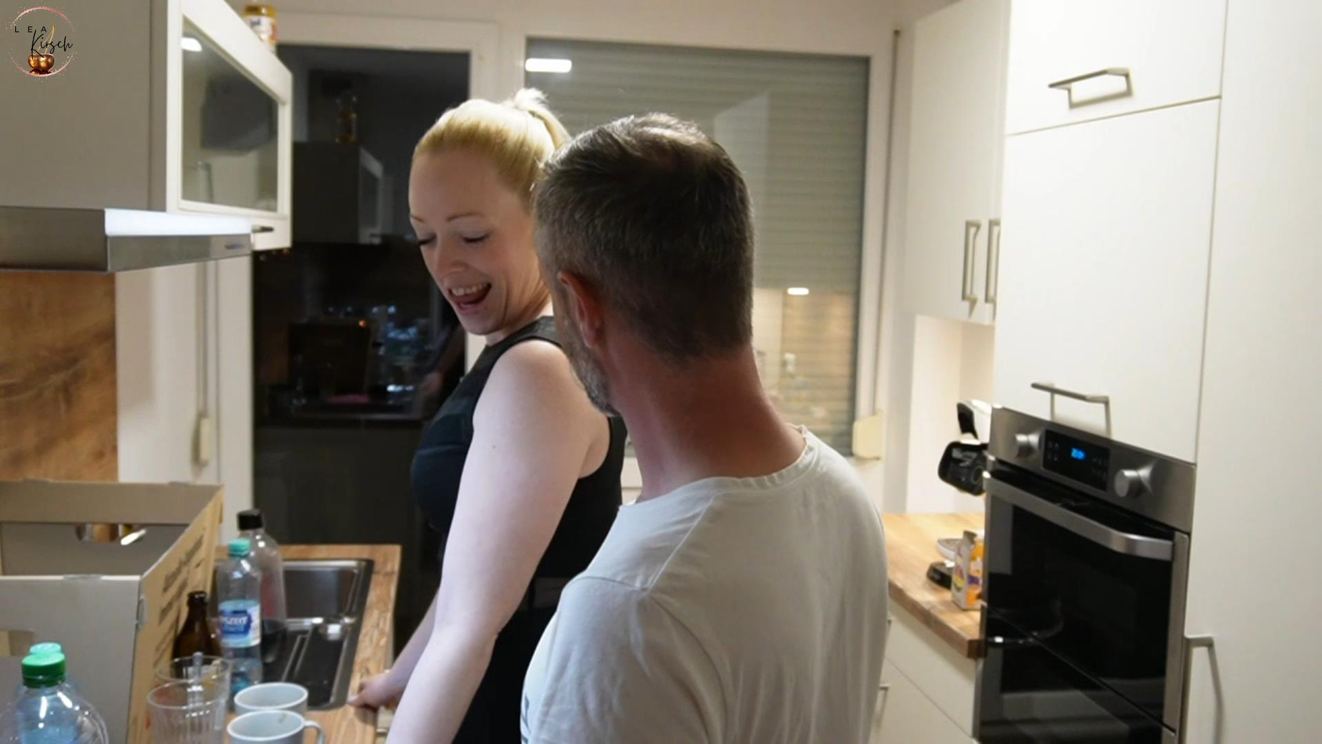 Zu Dreist?! Während im Wohnzimmer noch die Party lief, war ich auf der Suche nach einem Nachtisch in der Küche. Erstmal musste ich aber ein Teil vom Chaos beseitigen. Und wie ich da so am suchen und aufräumen war, hab ich genau das richtige gefunden! Einen dicken Schwanz der mich schon die ganze zeit angestiert hat! Ohne lange nachzudenken hat er mich einfach auf dem Barhocker gefickt! Zum Schluss hab ich doch noch bekommen was ich wollte, eine dicke Portion Ficksahne zum Nachtisch!!!

#ficken #cumshot #party