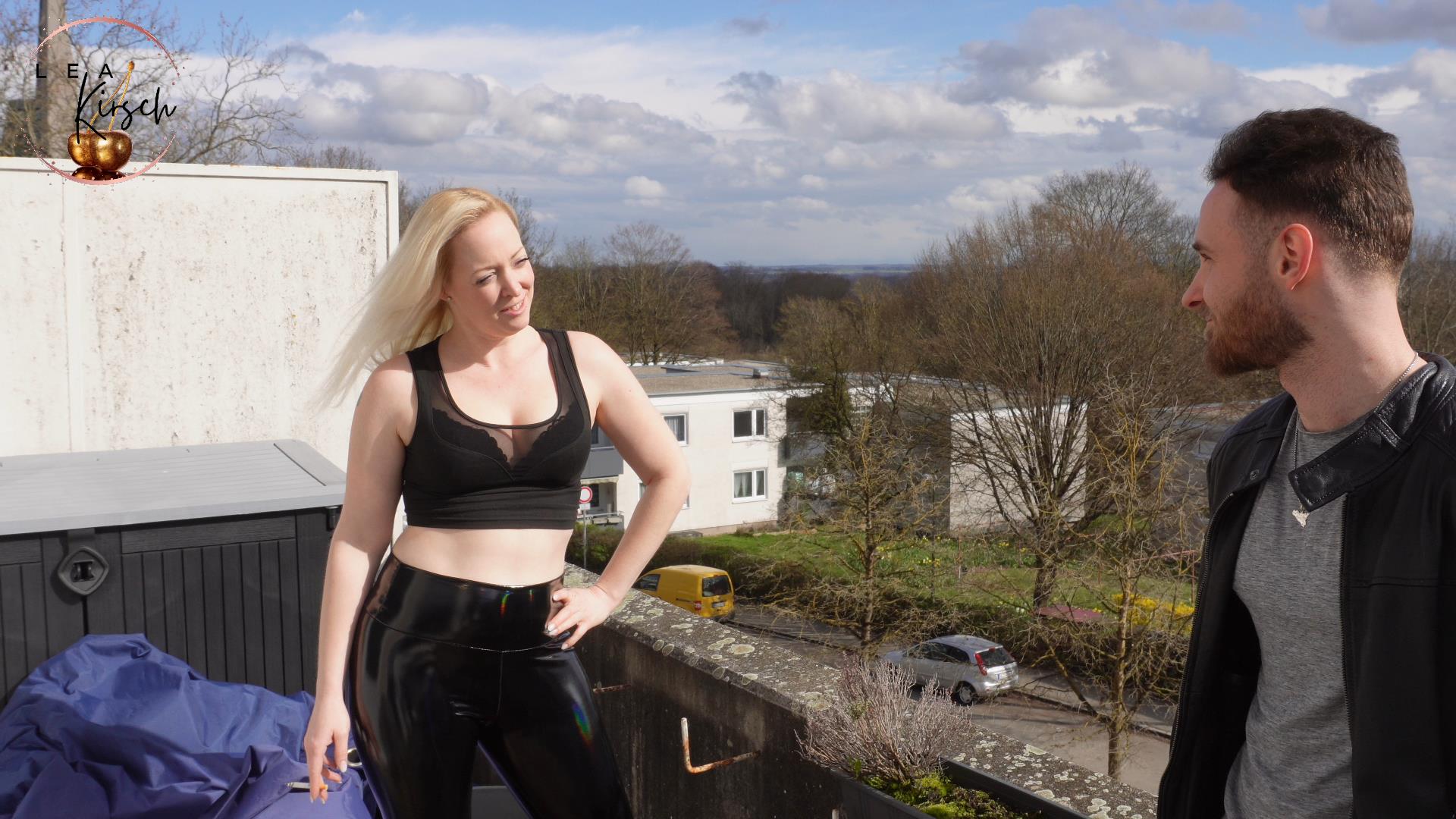 Der Sohn von meinem Nachbarn hat genau so eine große Klappe wie sein Vater, aber das er dann wirklich mal ran muss hatte er wohl nicht erwartet. Ganz unbeholfen und aufgeregt weil immer wieder Leute vorbei kamen die es hätte sehen und hören könnten. Geil wie er mir seinen ganze Ficksahne auf meinen Wetlook-Arsch spritzt! Ob er auch so gut Fickt wie sein Vater?!

#outdoorfick #publicfick #wetlook