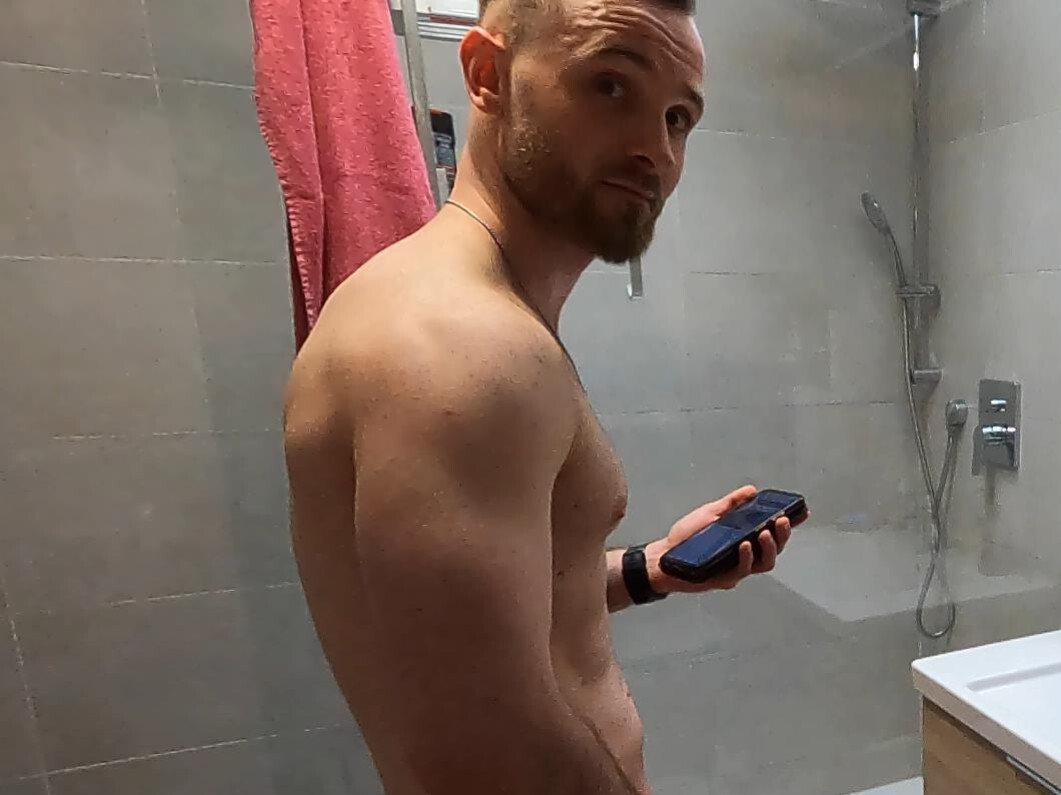 Ich hab bei meiner besten Freundin Übernachtet und wollt dann eigentlich ein kleines versautes Video für dich in ihrem Bad drehen. Schock, ihr Freund steh mit Harten Schwanz wild wixxend im Bad und schaut sich Pornos an! Aber eigentlich teilt man doch auch unter besten Freundinnen, oder nicht? Also warum sollte ich mir so einen dicken harten Schwanz entgehen lassen? Unterm Bademantel hatte ich eh nichts an und das hat ihn richtig in Fahrt gebracht! Seine Freundin liegt nur ein Zimmer weiter, noch im Bett! Hoffentlich hört sie uns nicht, Sie könnte ja nach uns suchen und uns beide inflagranti erwischen! Ich hab dabei schon ein kleines schlechtes Gewissen! Ich kann einfach nicht anders beim Anblick seines harten Schwanzes und fange an ihn zu lutschen. Als wäre das noch nicht dreist genug dreht er mich um und fickt mich am Waschbecken richtig geil durch und Spritz mir seine ganz Ficksahne auf den Arsch....

#cumshot #fremdfick #blowjob