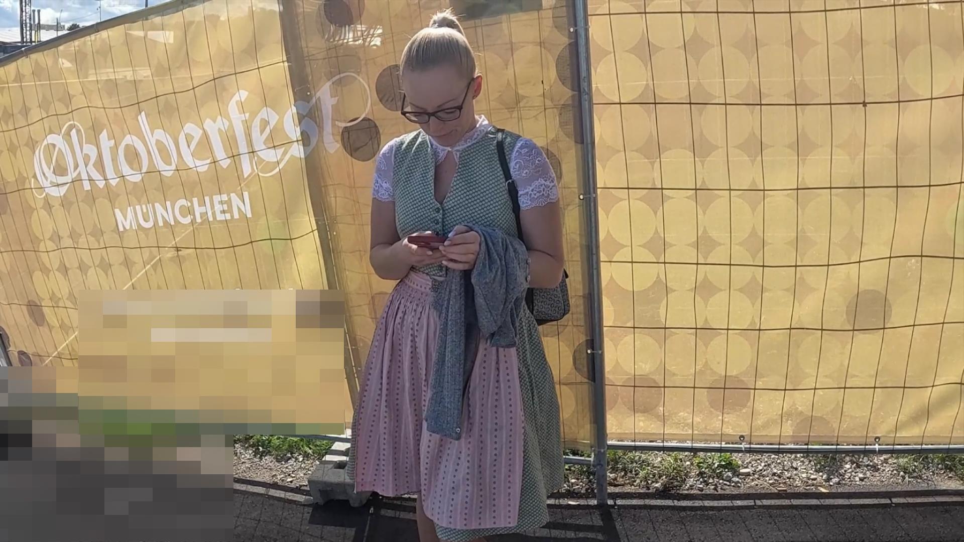 BLANK OUTDOOR vom Lausbua AO auf da Wiesn gfickt! Dirty, pervers, deepthroat, ohne Gummi die klitschnasse Fotze zerfickt, Dirndlschlampe. Endlich Wiesn 2024 und da bin ich doch als Oberbayerin dabei und wie immer offen für total versaut Sachen. Mit am echten bayrischen Dirndl wia es si ghört, net so a Breißn klump! Ich steh grod an da Bavaria und wart auf meine Freundin, als mich da einer anquatschte und fragt ob ich die Lea bin. Die Wartezeit kann ich auch versaut überbrücken. Hinter der Bavaria ist ein kleiner Park der wohl allen Wiesenbesuchern bekannt ist. Unterm Dirndl trag ich eh nie was, meine Nylonbeine und die blanke Fotze haben ihn schnell überzeugt seinen Schwanz aus der Lederhose zu holen! Hemmungslos fickt er mich tief in den Mund und ich Finger mir die Fotze. Ich dreh mich um und er schieb mir seinen Schwanz AO in die Pussy und Spritzt mir eine Dicke Ladung rein! O´ZAPFT IS :) Aber ich wäre nicht die Perverseste WIESENSCHLAMPE wenn ich nicht mit Creampie noch ins