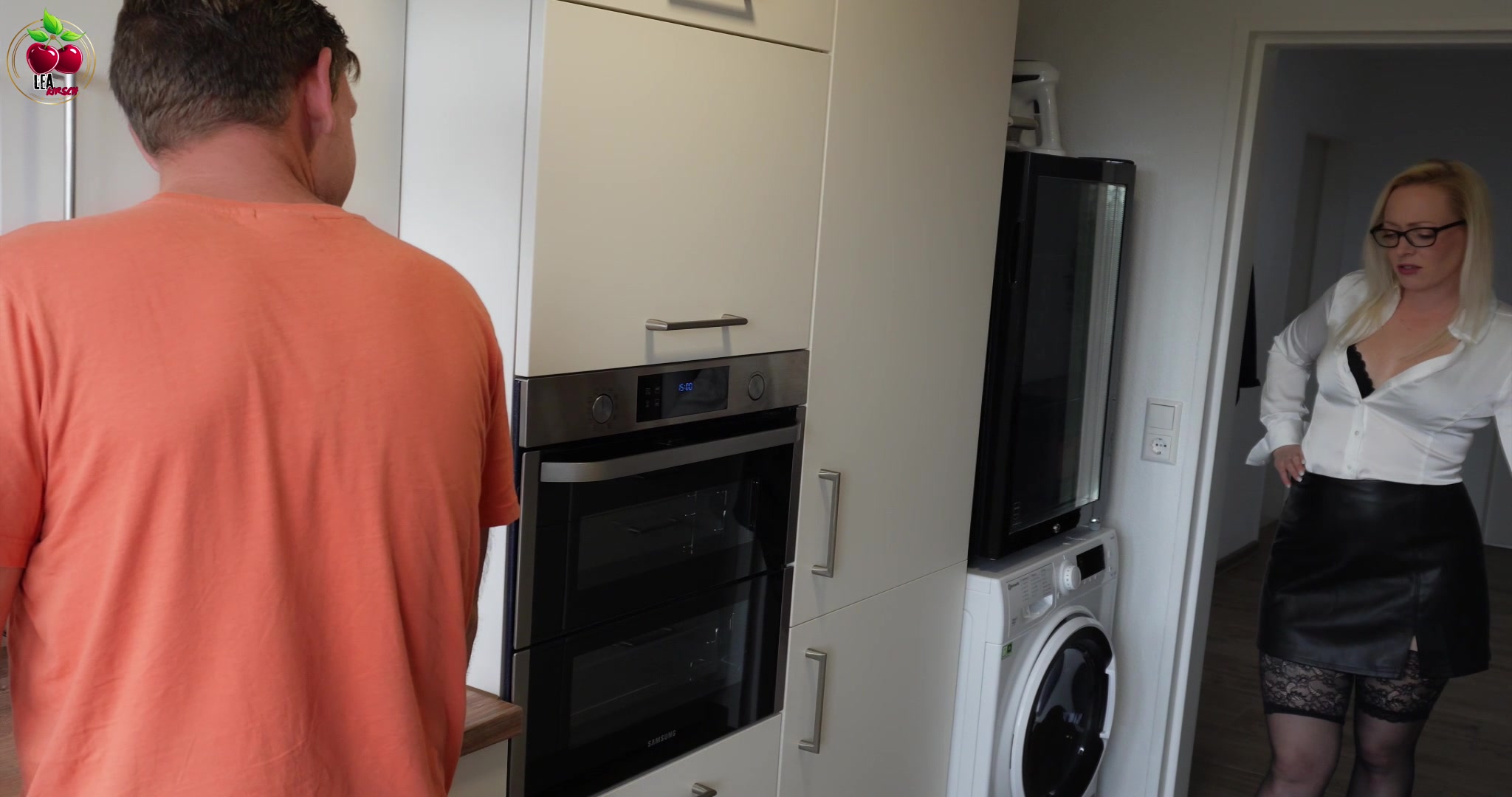 Büroschluss, Feierabend keiner mehr im Büro nur noch die eine E-Mail. Was ist das denn? Die Kaffee Maschine wer ist den noch so Spät im Büro, ach der Azubi ist noch da. Na der kommt mir gerade recht so einen Jungschwanz zum Feierabend. Ich habe ja die jungen Mädels schon über ihn tuscheln gehört das er einen richtig dicken Schwanz haben soll und mit seiner Zunge Dinge anstellen kann, die jede FRAU in den Wahnsinn treibt! Mal schauen ob das auch mit seine Zunge Stimmt! Breitbeinig auf den Tresen gesetzt und er leckt mich sooo geil das ich Laut schreie! Jetzt will ich wissen ob der Rest der Gerüchte auch stimmt ich mach ihm seine Hose auf und da springt mir ein Dicken Schwanz in den Mund und da lass ich mich nicht zweimal bitte ich blas ihn richtig hart und tief Aber jetzt will ich alles und dreh ihm meinen ARSCH zu das er mich hart DOGGY FICKEN kann, das ich noch seine ganze FICK-Sahne in den Mund bekomm ist der Geilest ABSCHLUSS zum Feierabend aller Zeiten. Willst du mit mir au