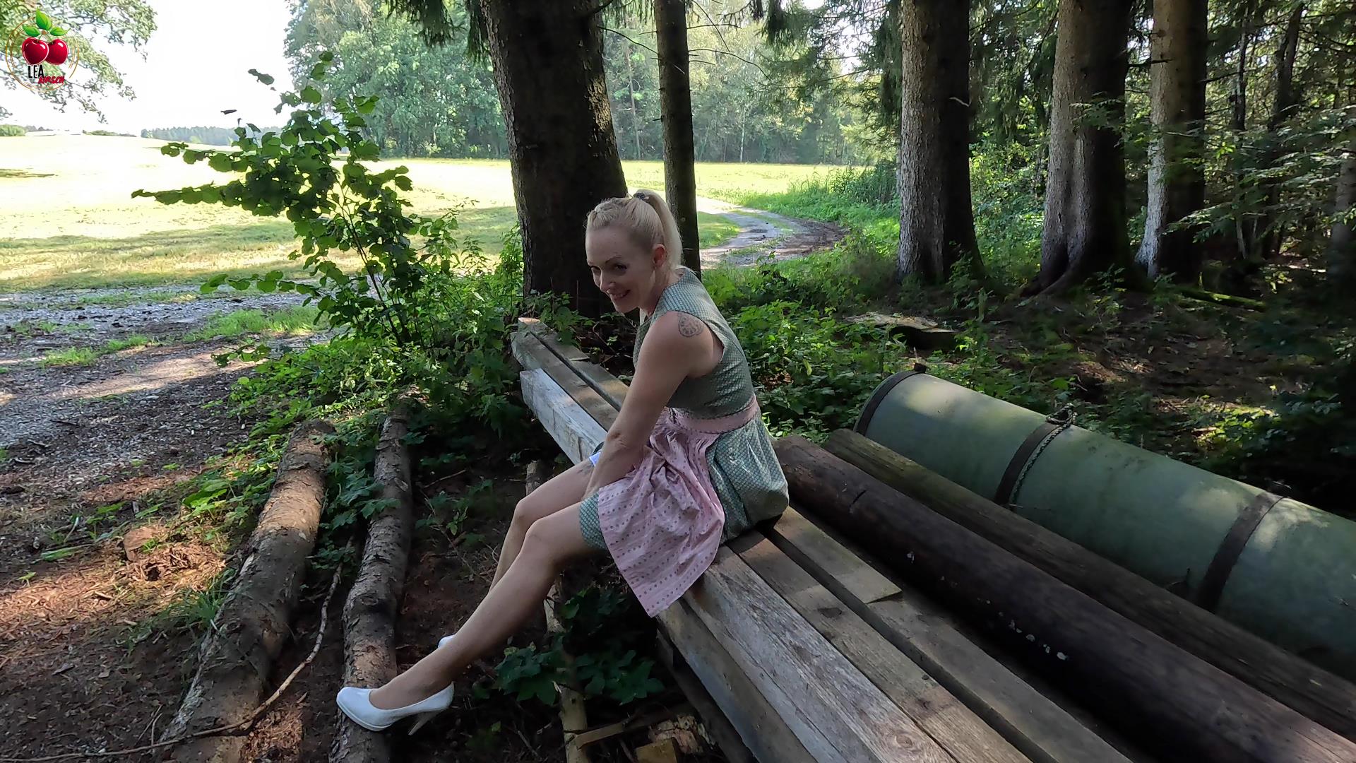 Ich laufe gerade vom Dorffest zurück und bin so dauergeil… Der junge Kerl läuft gerade in die gleiche Richtung, perfekt. Den bekomm ich sicher dazu mit mir eine kleine Pause zu machen, wenn ich sag „das mir die Füße weh tun“… Einen ruhigen Platz im Stadel ist gleich gefunden. Er kennt mich wohl und weis, dass ich nichts anbrennen lasse… Aber nicht das jetzt alle denken ich bin die Dorfschlampe... Ohne Höschen unterm Dirndl hab ich ihn gleich überzeugt mir seinen Prallen fickprügel bis in den Rachen zu stecken. Das ich meine Muschi dabei heftig fingere macht ihn total scharf und ich Zeig ihm was wir aufm Land so im Stadel treiben. Das Dirndl hoch und Rein mit dem Schwanz, er knallt mich geil doggy weg. Es gibt nichts Geileres als einfach Draußen im Stadel von irgendeinem als fickstück benutzt zu werden. Er fickt mich so heftig das ich laut schreie! Kurz bevor er kommt geh ich auf die kniee dass er mir alles in meine spermageile Schlampenfresse spritzen kann. Wow, was 