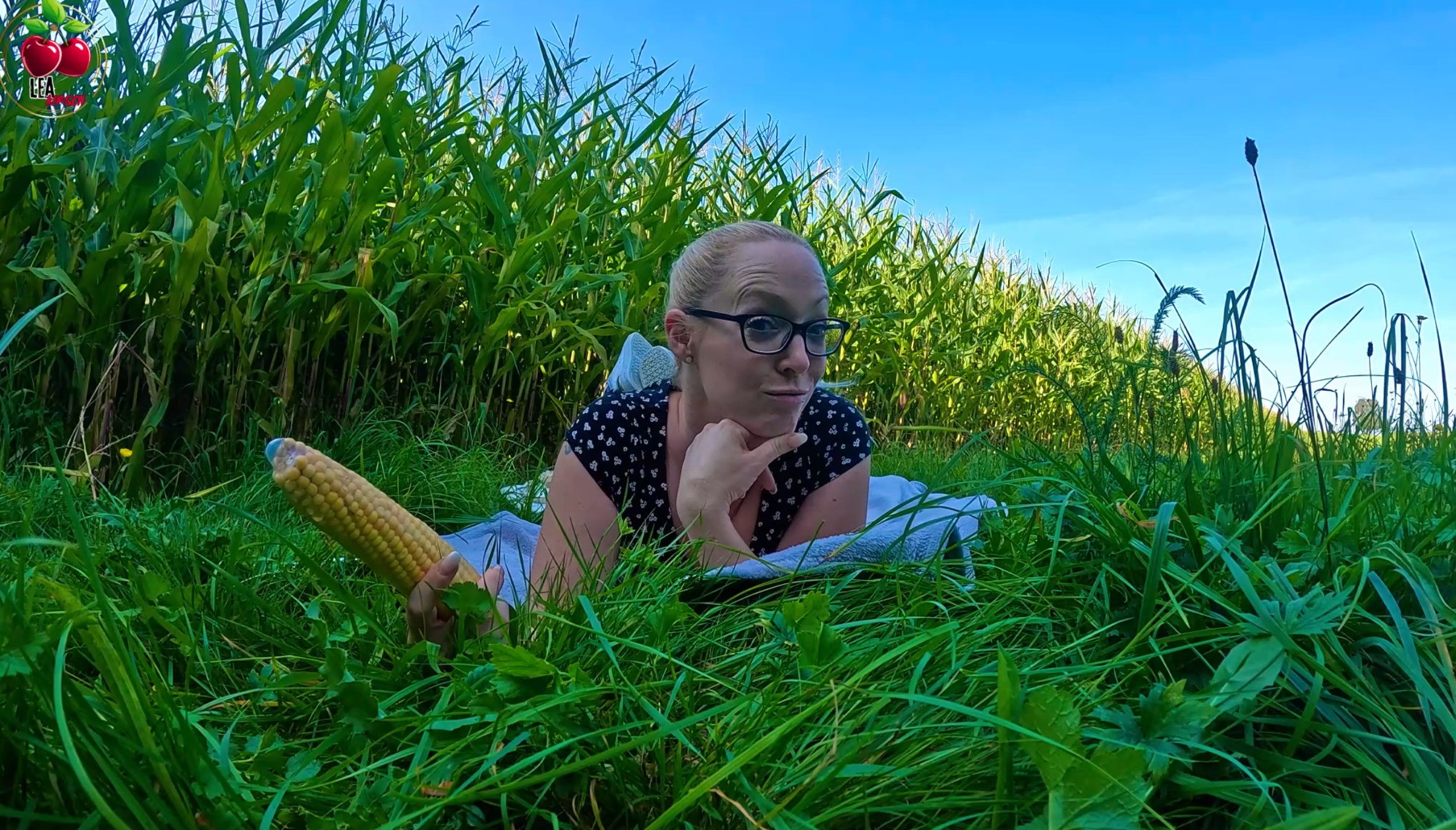 Als ich letztens an einem Maisfeld vorbei gegangen bin, kamen mir sofort wieder schmutzige Gedanken von geilen dicken Kolben in den Kopf. Also ab ans Maisfeld, Decke raus und einen schönen DICKEN MAISKOLBEN rausgesucht ... mmmmhh, saugeil.... Aber da hab ich wohl die Rechnung ohne den Besitzer gemacht, FUCK warum passiert mir das immer? Aber seine Beule in der Hose ist geiler als mein großer Mais- Dildo, mit dem ich es mir gerade heftig besorgt habe. Eine Anzeige wollte ich nicht riskieren… Ich lenk ihn einfach ab mit einem geilen BJ, aber das es so ESKALIERT und er mir seinen Prügel einfach reinrammt hätte ich nicht erwartet! Dann kleistert er mir mit seiner Ficksahne die Fotze zu. Das hat mich noch geiler gemacht und konnte ich ned so stehen lassen. So hat er noch eine Geile Show mit heftigen Orgasmus bekommen! Bei diesem Anblick auf meine nassen, vollgewixxte, schmatzenden Fotze vergisst er sicher den Hausfriedensbruch! Na magst du auch mal mit mir POPKORN machen?  :) #public 