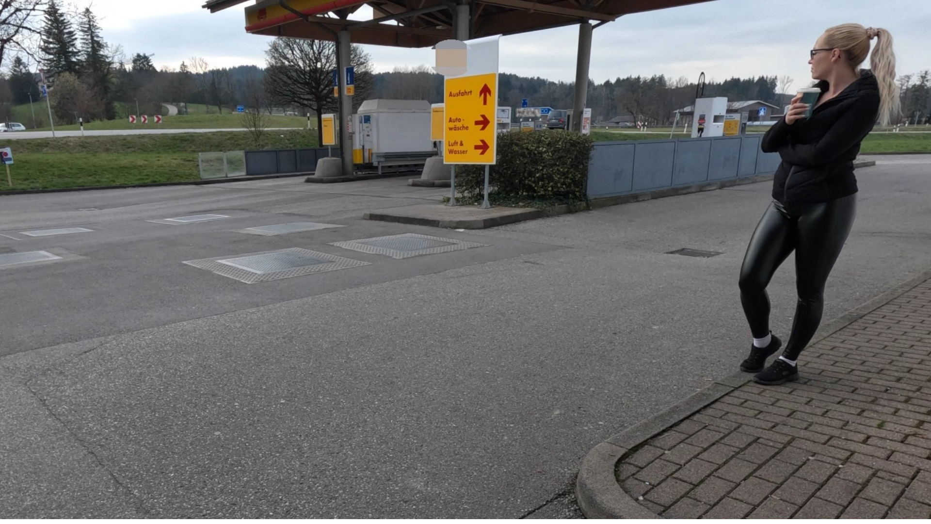 Sooo ne krasse Aktion... WTF  - Tanken, Kippe, Kaffee und die Füße vertreten Noch 1h bis heim. Da hat wohl einer einige meine Filme gesehen, das er mich erkennt. Na so eine Pause kann man auch anders nutzen, dachte ich mir! Ob er sich DAS traut? Jedenfalls ist er spontan mit mir Hinter dem Rastplatz gefahren. Ich hab ihm auf dem Parkplatz erstmal seinen Fickprügel hart geblasen, ich wollt den Schwanz tief in mir spüren. Wetlook leggins runter und ich zeig ihm meinen Pracht Arsch. Er schieb mir seinen Prügel gleich Doggy rein und Fick mich heftig im Kofferraum. Fuck! Seitlich hat mich noch keiner so heftig gefickt, nicht mal zeit um die Hose ganz auszuziehen hatten wir! OMG die Beine ganz nach oben gestreckt, das meine Fotze richtig eng für ihn war! FUCK wer kommt den da, NEIN bitte nicht oder macht der mit… Scheiß drauf weiterficken. Das wir fast erwischt wurden hat ihn wohl so geil gemacht das er mir eine wahnsinnige XXL Spermaladung auf meinen prallen Arsch und beide Löcher