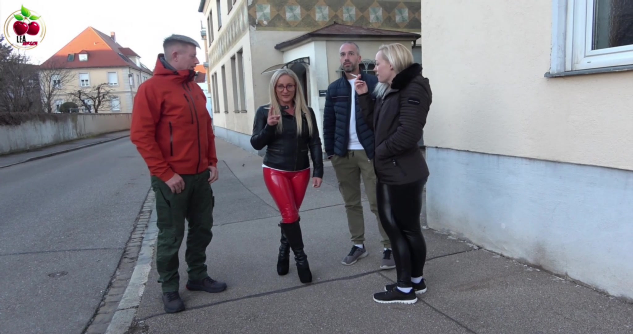 Tja, was soll ich sagen... diesmal hab ich etwas echt krasses getan, was ich mich früher niemals getraut hätte. Aber zu zweit fiel es mir dann schon leichter…  Die liebe Studentin-Aneta hat mich an die Hand genommen ? FICK(geilheit) macht erfinderisch! Die User mit denen wir eigentlich verabredet waren, erschien einfach nicht! Wir wollte aber unbedingt ficken, also haben wir einfach ein paar Jungs auf der Straße angequatscht ob sie Lust auf uns haben. Wir hatten Glück, der eine hat uns spontan sein XXL Bett angeboten. Ob es an unseren engen Wetlook Leggings lag...? Jedenfalls hatten wir echt viel Spaß zusammen. Beide Doggy auf dem Bett knieend, wurden unser Wetlook Legginsärsche schnell blank gemacht! Die nassen Löcher erst mal heftig gefingert, geleckt und schön die geilen Ärsche durchgeknetet.  Ihre  XXL Schwänze richtig tief in die Münder. Hart und heftig Ficken sie unsere Löcher so richtig Dirty durch. So als Leggings-Fickstück benutzt zu werden ist schon Hammer geil