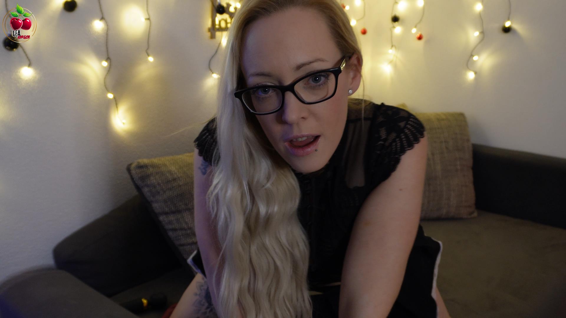 Ich bin deine geile Wixx-Vorlage! Habe eine Sexy Mini Rock und ein Spitzen-Oberteil an, weil ich dich heiß machen will. Benutz mich als Fickstück und mache es dir. Du wirst förmlich spüren wie dein harter Fickprügel an meinen geilen Arsch reibts und dir die Sacksahne nach oben treibt. Schau mal wie nah du meine Nasse Pussy sehen kannst, wie sie vor Geilheit glänzt... ganz nah, du spürst meine Kitzler auf deiner Zunge... Ich lasse deinen harten Schwanz zwi-schen meinen feuchten Lippen gleiten und ich wette dein Schwanz zuckt schon. Wie ich es mir mache und immer lauter werde und plötzlich ein mega strahl aus meine Muschi spritzt und alles NASS macht, immer und immer wieder! Erlöse dich von deiner angestauten Geilheit und du darfst mir auf meinen geile Nasse Muschi Spritzen- oder lieber alles reinspritzen?