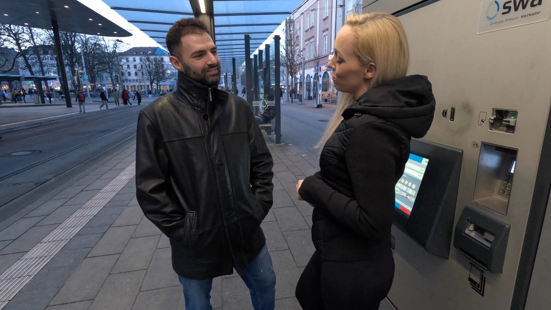 Das passiert mir nicht oft, aber manchmal werde ich auf der Straße erkannt und angesprochen. Tja, was soll ich sagen... diesmal hab ich etwas echt krasses getan, was ich mich früher niemals getraut hätte. Eigentlich bin ich gerade auf dem Weg nach Haus, aber der Typ quatscht mich dreist an und lässt einfach nicht locker. Ich bin erst hin und her gerissen, hab mich dann aber doch überzeugen lassen das er mich heimfahren darf. Als Dank lade ich ihn noch auf einen Kaffee zu mir ein, Not(geilheit) macht erfinderisch. Ich wollte unbedingt ficken! Erst ein geiler Blowjob, dann fingert er mich heftig das ich auslaufe, beim Reiten ist sein XXL Schwanz soooo tief in mir das ich laut schreie. Ich bücke ich mich willig vor ihn damit er mich doggy durchficken kann. Richtig Dreckig benutzt er mich, meine Beine weit nach oben gestreckt schiebt mir seinen Schwanz extra Tief rein! Der Kerl kann sich nicht mehr beherrschen und Spritz mir die ganze Sperma in den Hals. Wow was für ein heftiger FIC