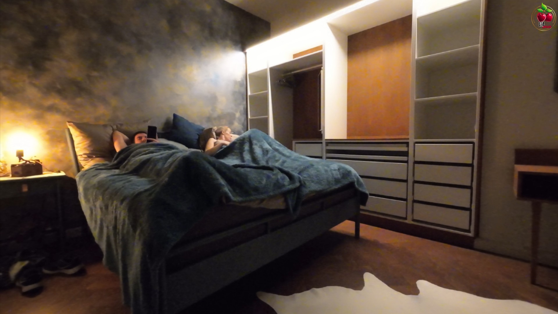 Wer hat sich das noch nie vorgestellt.... Man liegt im Bett und denkt sich „wie geil wäre es jetzt mit der Frau vom anderen zu Ficken“?! Eine heimliche Begegnung auf dem Flur und schnell ins Bad oder Wohnzimmer ein Geiler Quicky und zurück ins Bett und keiner merkts…… Im FICKHOTEL sind der Phantasie und Geilheit keine Grenzen gesetzt!
Da will ich nochmal schnell ins Bad und wer Steht da im Flur? Der Stecher von NiciX oh man wird es jetzt wahr ein Heimlicher Fick ohne da es jemand mitbekommt? Ab ins Wohnzimmer oh jetzt aber schnell Hose runter und den Schwanz blasen bis er fast platzt. Heftig Doggy Ficken, das Brauch ich jetzt vor dem Einschlafen, FUCK ist das GEIL! Aber hab ich da eine Türe gehört… Ach und wenn dann soll sie zuschauen! Aber weg war sie, ist sie jetzt ins andere Zimmer? FUCK ich kann sie Hören wie die beiden es Heftig im anderen Zimmer treiben. Jetzt hol ich mir die Sahne noch und verschwinde ins Bett, hoffentlich passt das zeitlich weil auf dem Flur wil