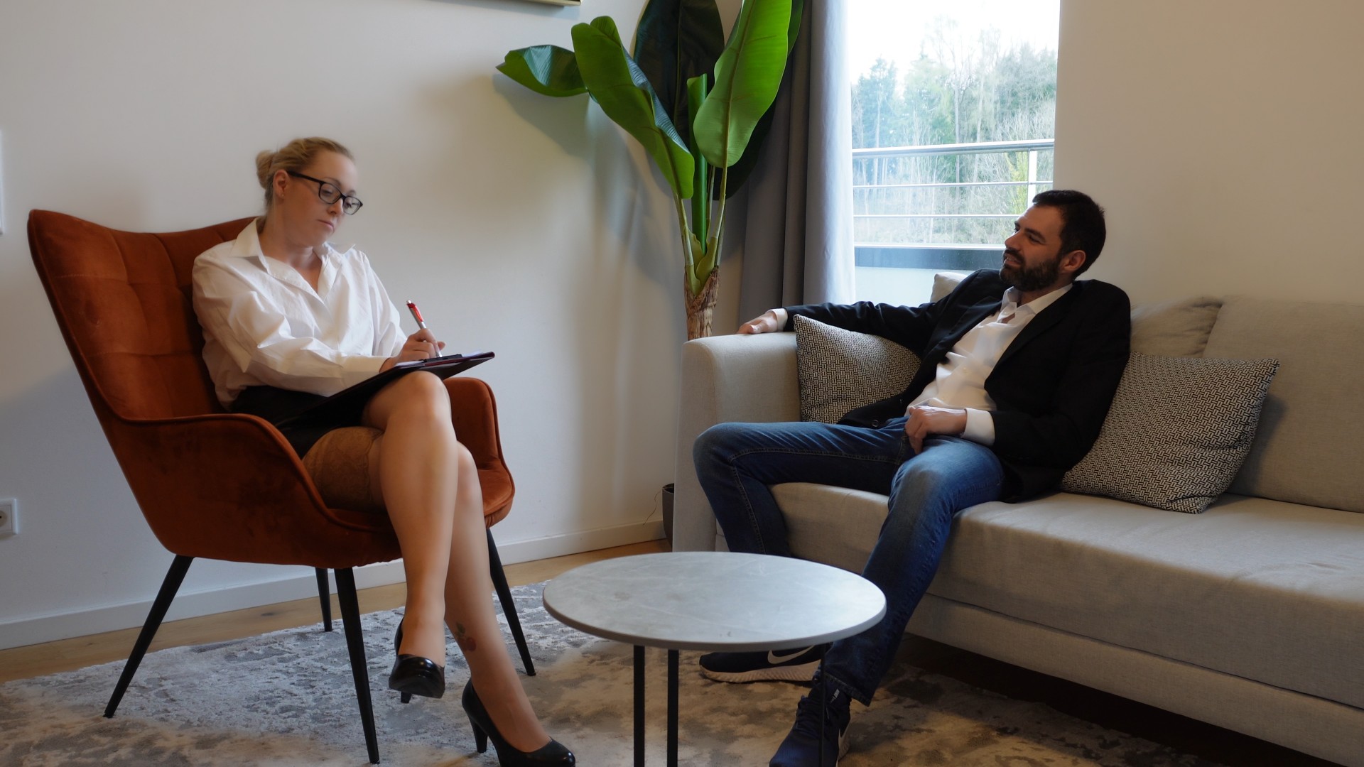 Dr. Lea kennt ein Heilmittel gegen männliche Treue und das kommt hart, tief und mehrmals täglich! ABER Der Fall ist akuter denn je: Ein Mann der nur seine Frau will! Da hilft nur: Intensive Mund-zu-Schwanz-Beatmung; Doggy-Diagnose; Intensive Reitstunde mit Happy End! Nach der Gründlichen Erstuntersuchung meldet sich der Patient –diesmal ganz ohne seine Frau! Sein Problem? Er wollte nicht mit anderen Frauen Ficken… zumindest bis jetzt nicht.  Doch Dr. Lea hat da ein paar feuchte Behandlungsmethoden, die wohl geholfen haben! Jetzt die Nachuntersuchung ob auch alles so Hart wird, wie er will! Nach der Letzten Behandlung ist wohl ein wunder geschehen, Er fick mich in allen Stellungen so hart das das Sofa fast zusammengebrochen ist. Und warum bekomm ich zum Schluss die ganze Medizin? Du glaubst, du bist treu? Warte, bis ich dich behandelt habe… #Nylons #Ficken #Deepthroat