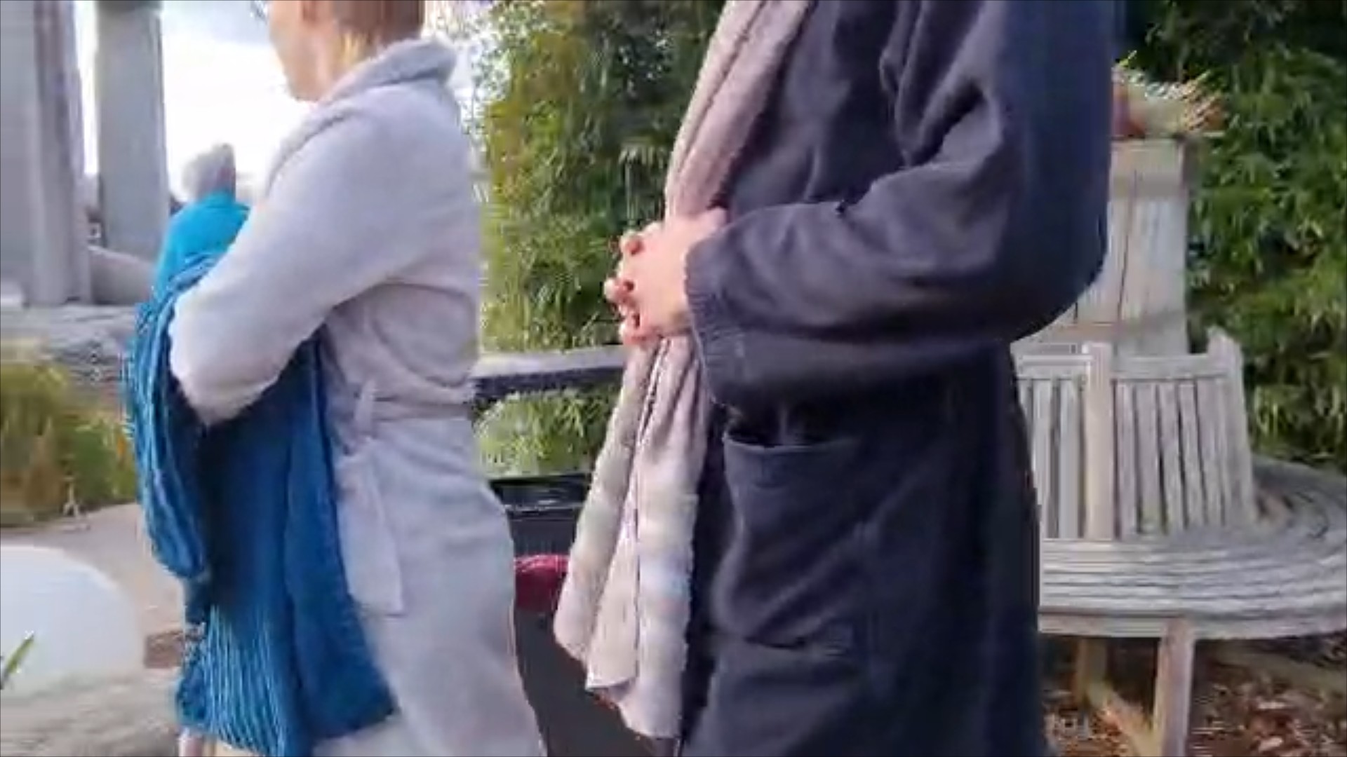 Eigentlich wollte ich nur relaxen doch meine Gedanken kreisten nur um Sex! In der Sauna lauter geile, nackte Männer und Frauen!  Die Therme war so voll, aber ich war zu horny... dass ich jedes Risiko eingegangen wäre! Und mein Wunsch wurde mir dann erfüllt, ein Typ hat mich wohl erkannt und angeflirtet.
Wir fanden ein Plätzchen, aber die Leute liefen nur 1 Meter entfernt am Fenster vorbei! 
Man hörte jedes Flüstern, jede Bewegung... Und ich? Hatte seinen dicken SCHWANZ bis tief im hals drin!
Sein XXL Prügel hämmerte mich so tief im Doggy, dass ich fast geschrien hätte! Doch die Gefahr, erwischt zu werden, machte es nur noch geiler... Bis er mir den Mund komplett mit seiner Sahne füllt! WAS ein AUFGUSS!!
Hättest du es auch riskiert mit mir zu Ficken? Oder wäre es dir zu Riskant gewesen so Public Gas zu geben?