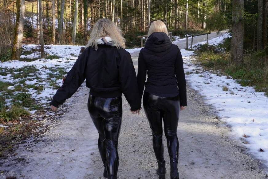 Lea-kirsch: PUBLIC P**s IM SCHNEE Lack-b*****s on Tour! Leckst du uns sauber?