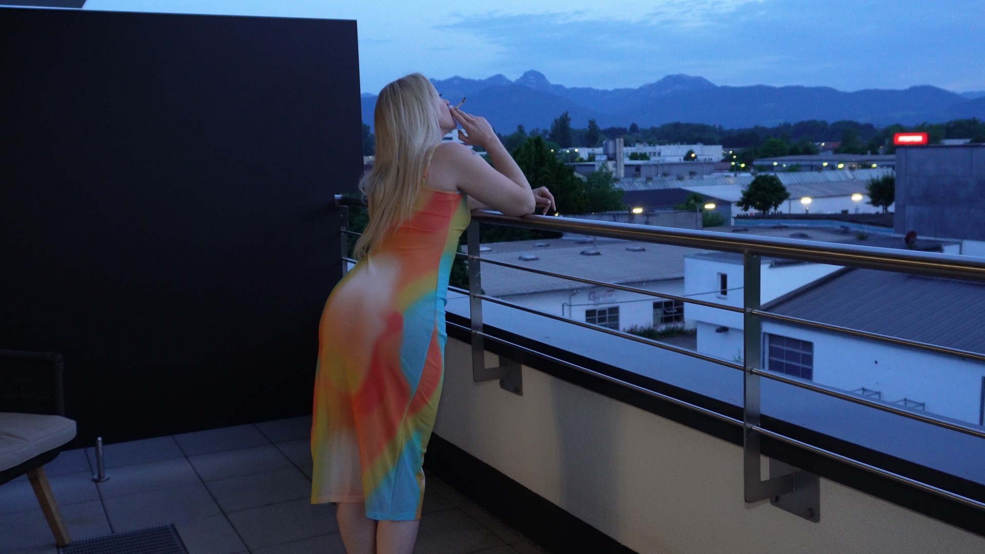 So viele Zuschauer beim Ficken hatte ich noch nie!  Und dabei fing alles so harmlos an… Ein entspannter Abend, ein verdammt durchsichtiges Sommerkleid und die Berge im Hintergrund. Perfekt, oder? Doch was fehlte? Richtig – ein geiler Schwanz, der mich heute noch ordentlich rann nimmt! Und plötzlich steht er da – keine Zeit verschwendet, kein Small Talk. Direkt einen smoky Blowjob, während wir riskieren, dass jeder uns sieht. Doch dann… OH FUCK, DA KOMMT DER ZUG! Alle Passagiere kriegen mit, wie er mich doggy am Geländer nimmt, meine Titten wackeln und ich lauter stöhne, als ich sollte. Aber ich will MEHR! Jetzt bin ICH an der Reihe – ich reite ihn, wild und unkontrolliert, weil der Adrenalinkick mit dem Zug mich so horny macht! Und als Belohnung? Seine ganze Ladung heißer Ficksahne – direkt in meinen Mund.  Na, warst du zufällig im Zug?  Dann hast du vielleicht die beste Show des Tages gesehen! #public #Ficken #milf