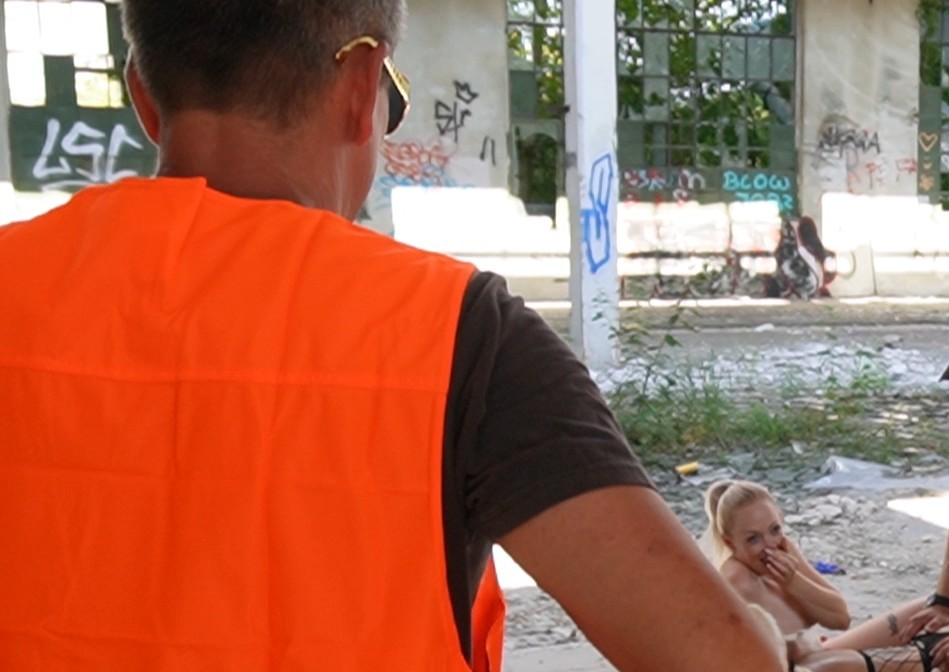 OH FUCK volle ESKALATION das es so ausartet hätte ich nie gedacht! Meine Beine Zittern, mein Arsch trieft vor heißem Sperma, meine Fotze ist so durchgebumst dass der Saft an meinen Schenkeln runterläuft und mein ganzer Körper zuckt noch von den brutalen Ficks dreier notgeiler Kerle! So hemmungslos, so schamlos… ich hab ich mich noch nie durchficken lassen! Angefangen hat’s nur mit einem geilen Shooting mit NICI und unserer Freundin. Ein paar freche Bilder, ein paar schmutzige Blicke und schon lagen wir wie geile Schlampen übereinander, leckten gierig jede Fotze, fingerte sich jede bis sie stöhnte und ließen uns Doggy vom Fotografen BLANK FICKEN. Und dann SHIT da steht der Werkschutz vor uns! Aber statt uns rauszuwerfen, packen die Beiden Ihre Schwänze aus und fickten einfach mit. Drei pralle Schwänze, die abwechselnd in unsere engen Löcher stießen, während wir weiter unsere Muschis leckten und dreckig stöhnten. Ich wurde von vorne in den Hals gefickt, während mich von