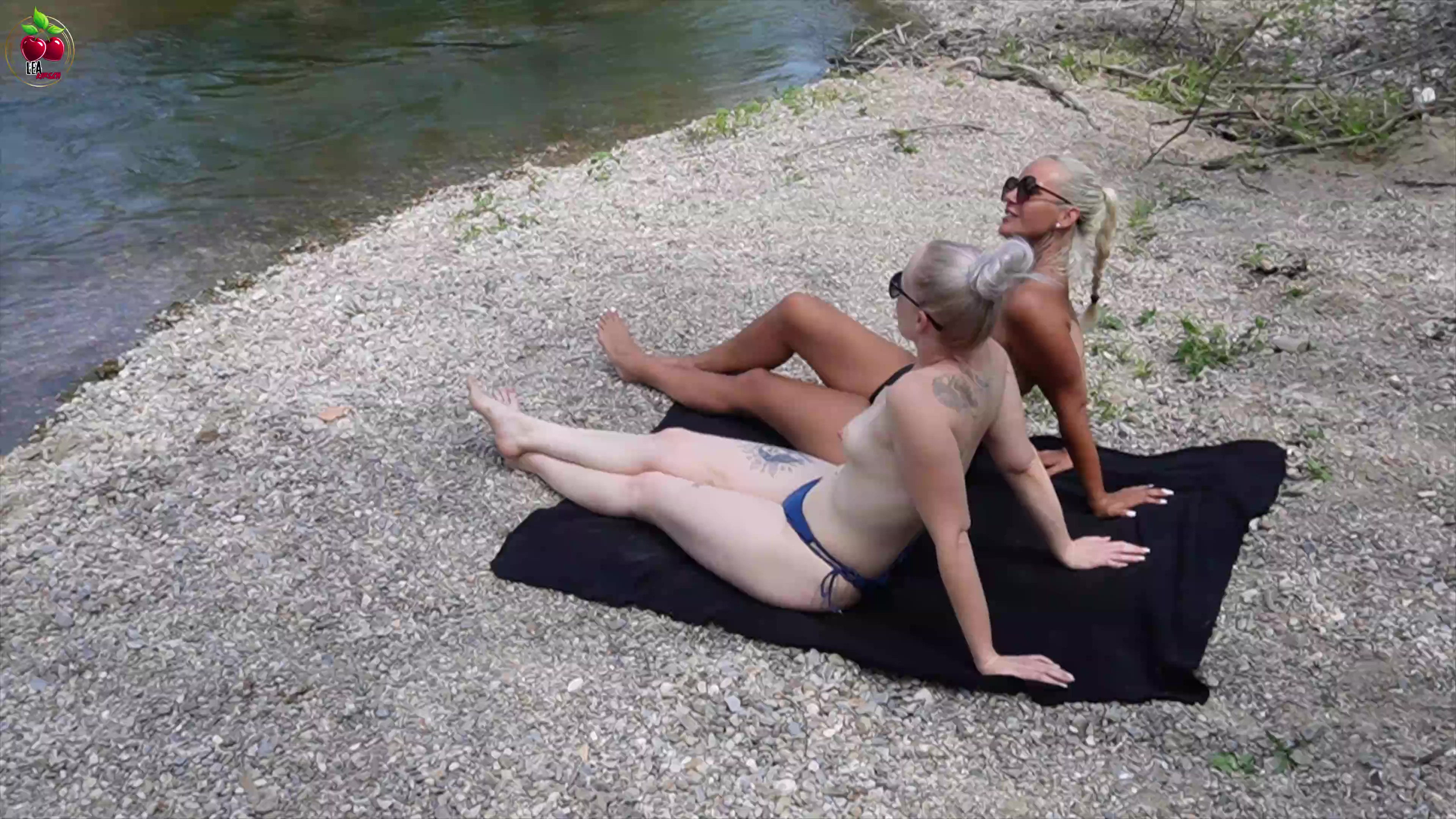Endlich frei! Nici und ich haben von diesem wilden Ficktreff an der Traun gehört – und natürlich mussten wir nachsehen, was da wirklich abgeht!   Ob im Gebüsch, am Ufer oder im klaren Wasser… hier ist jeder Zentimeter für Spaß gemacht! Und wir waren nicht lange allein! Ob er hält, was er verspricht?
Nici fing direkt an, dem Fremden Typen heftig einen zu blasen! Doch dann wurde es wild: Er fing an, sie doggy zu ficken wärend sie sich an meiner nassen Pussy zu schaffen macht. Plötzlich nahte im Wasser ein Voyer, der hatte uns wohl gehört! Wir denken aber gar nicht daran aufzuhören! Der Adrenalinkick mach’s nur heißer! Am Ende teilte sie das Sperma mit mir – ein richtiger Outdoor-Ficktraum
@NicixFetish
#arsch #blondine #blowjob #brüste #fkk #geilerarsch #milf #nackt #outdoor #pov #public #pussy #swinger