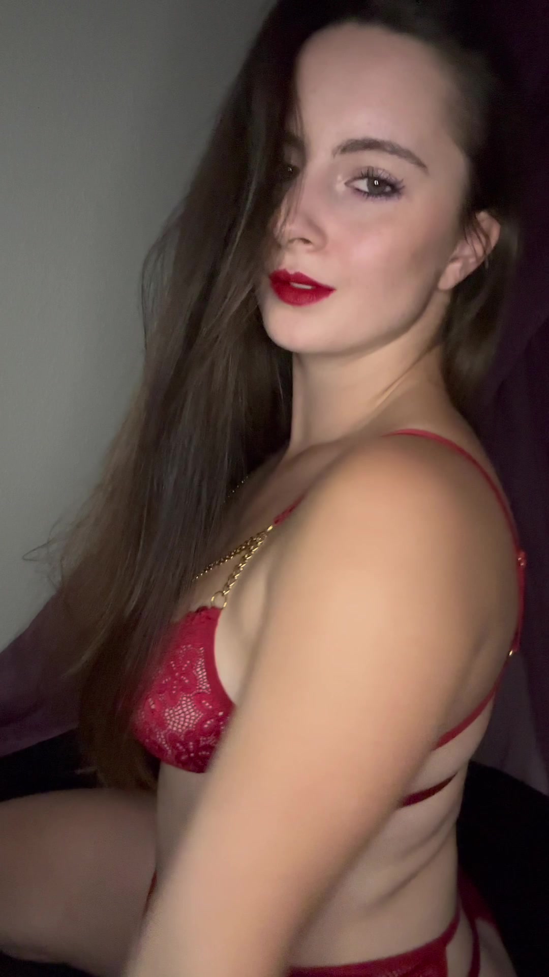 Als ich für Deinen Adventskalender geshootet hab, überkam mich plötzlich meine #lust… wer mich kennt der weis, ich zögere da nicht lange. Also spielte ich mit meiner nassen #pussy und vielleicht bin ich in Teil2  auch mal kurz in meinen #arsch abgerutscht   man wie habe ich diesen kurzen Moment genossen ✊  hörst Du wie meine Pussy schmatzt und schon fast zu Dir spricht?   12 Minuten zusehen und genießen für Dich! Nimmst Du Deinen geilen #schwanz in die Hand und machst mit?