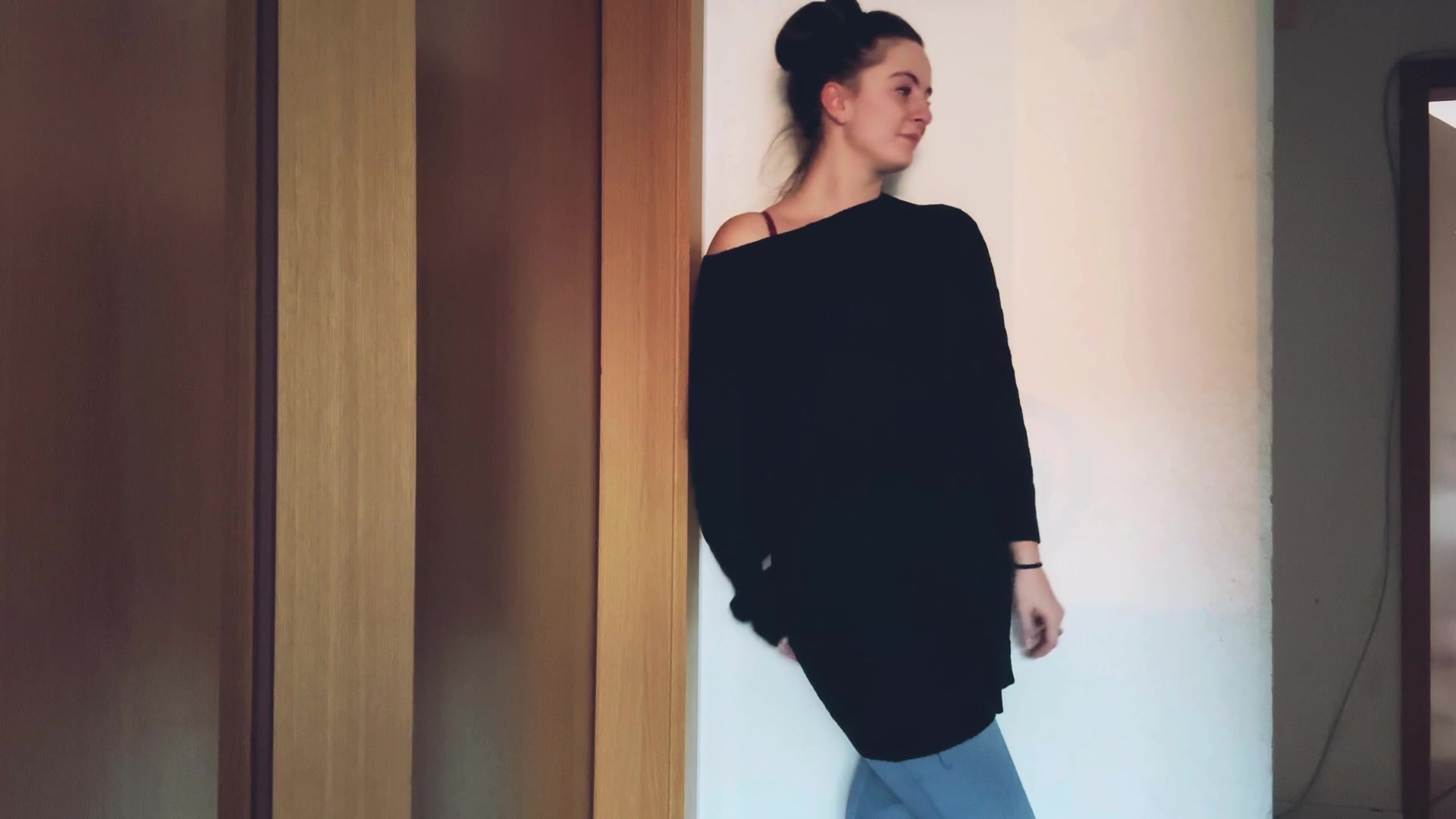 Sobald ich Zuhause bin, muss ich immer als erstes aus meinen Klamotten raus und in meinen seidenen Mantel schlüpfen. Ahja und Haargummi raus nicht vergessen, sowas gibt’s nur zum Essen oder zum Blasen ;) Somit bin ich also zuhause nur in Unterwäsche und Mantel ;)
Stell Dir vor Du kommst nach Hause und findest mich so vor… was würdest Du als erstes tun wollen??