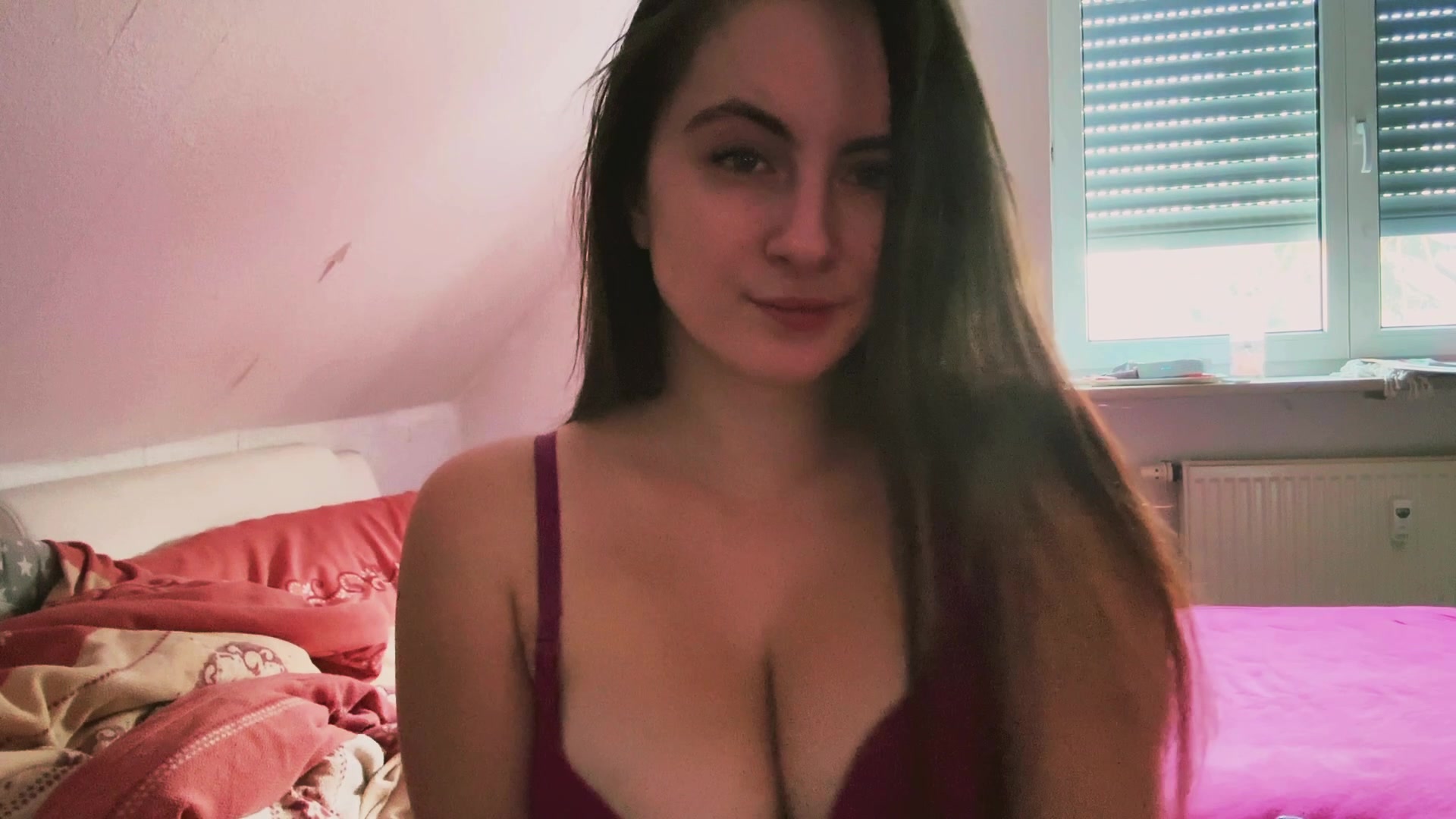 Hey, ich bin die, die Deine Nachbarin sein könnte. Ich bin die, die sich nie getraut hat sich zu zeigen, sich jetzt aber in ihrer ganzen Fülle und Pracht präsentiert. Ich bin die, deren Lieblingsspielzeug ein Vibro und die Fleischpeitsche ist   und ich bin die, die immer ein Haargummi ums Handgelenk trägt, weil sie für ihr Leben gerne bläst… #deepthroat bevorzugt