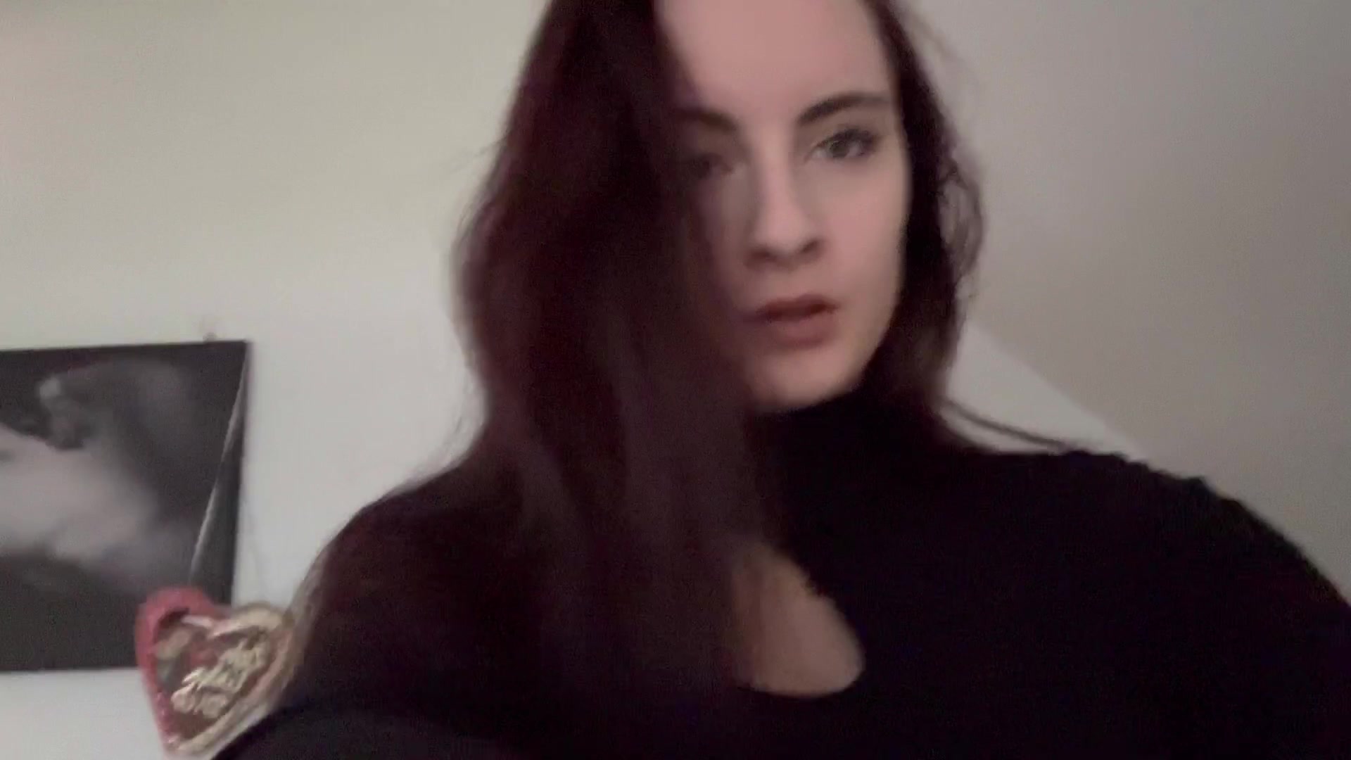 ...würde ich ja garnicht mehr lange auf weitere Spiele warten, wenn es schon so weit kam, dass wir uns eine Matratze teilen. Ich mache meine Hose auf und Du ziehst sie mir aus.. irgendwann habe ich nur noch Unterwäsche an und schmeiß mich einfach auf Dich drauf. Du schaust mir über die Schulter und sieht was es gleich zu zerficken gilt. Vorher aber, drücke Dir meine naturtitten ins Gesicht und rutsche dann in Deinen Schoß für einen ausgiebigen blowjob. Wie geht es weiter?

(ohne Ton)