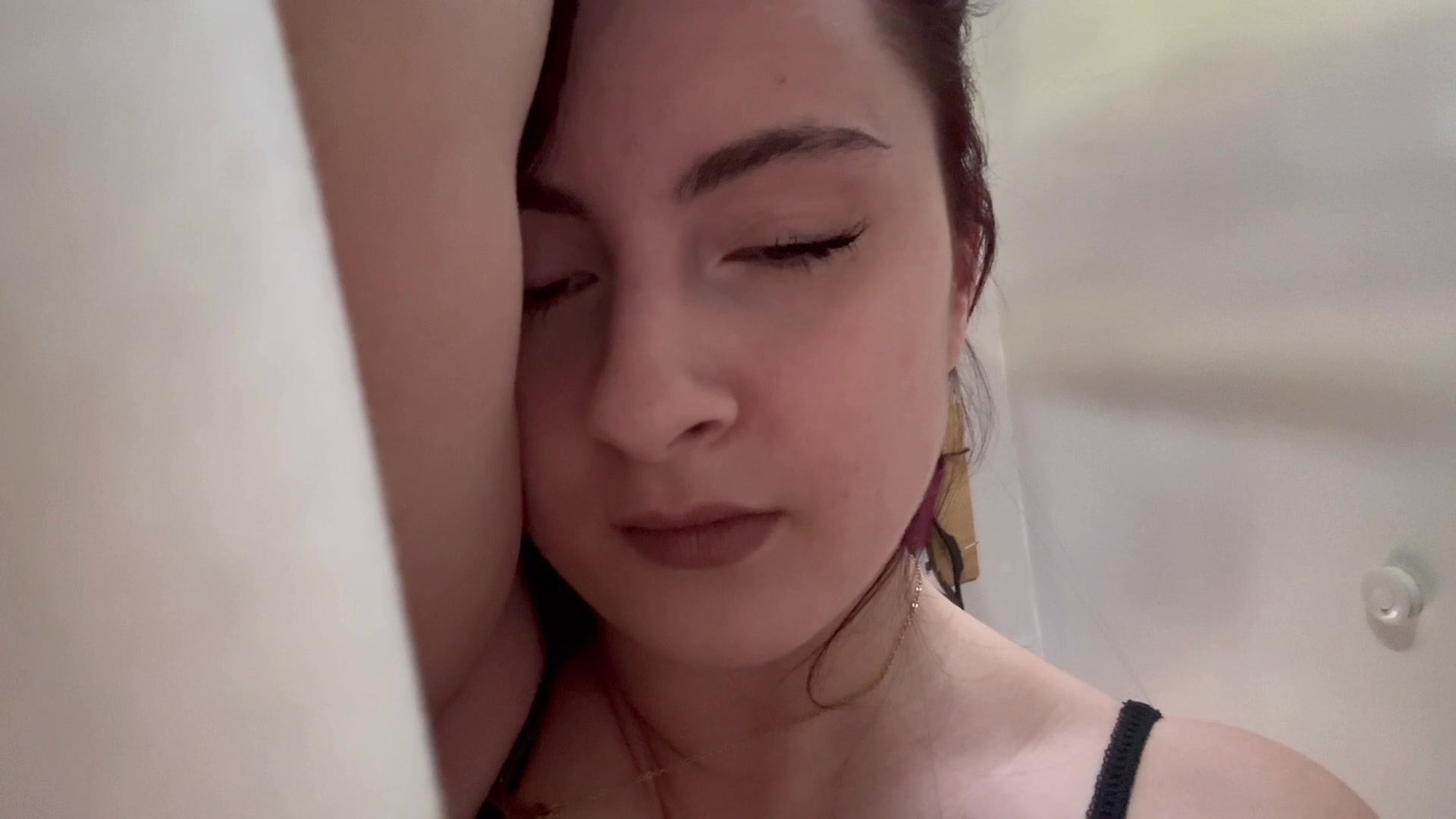 Nach einer heißen Nacht könnte es genauso weitergehen, wie es aufgehört hat. Miteinander, aufeinander, ineinander. Ich schlafe grundsätzlich nackt, oder nur in Unterwäsche, man weiß ja nie, ob es einen nicht Nachts nochmal überkommt, da will man sich ja nicht erst noch ausziehen müssen. Schau mir dabei zu wie ich meine kleine nasse Pussy in Stimmung bringe, während Deine Morgenlatte von selbst wächst und lass Dich dann von mir reiten, wie Dich noch nie eine Frau zuvor geritten hat